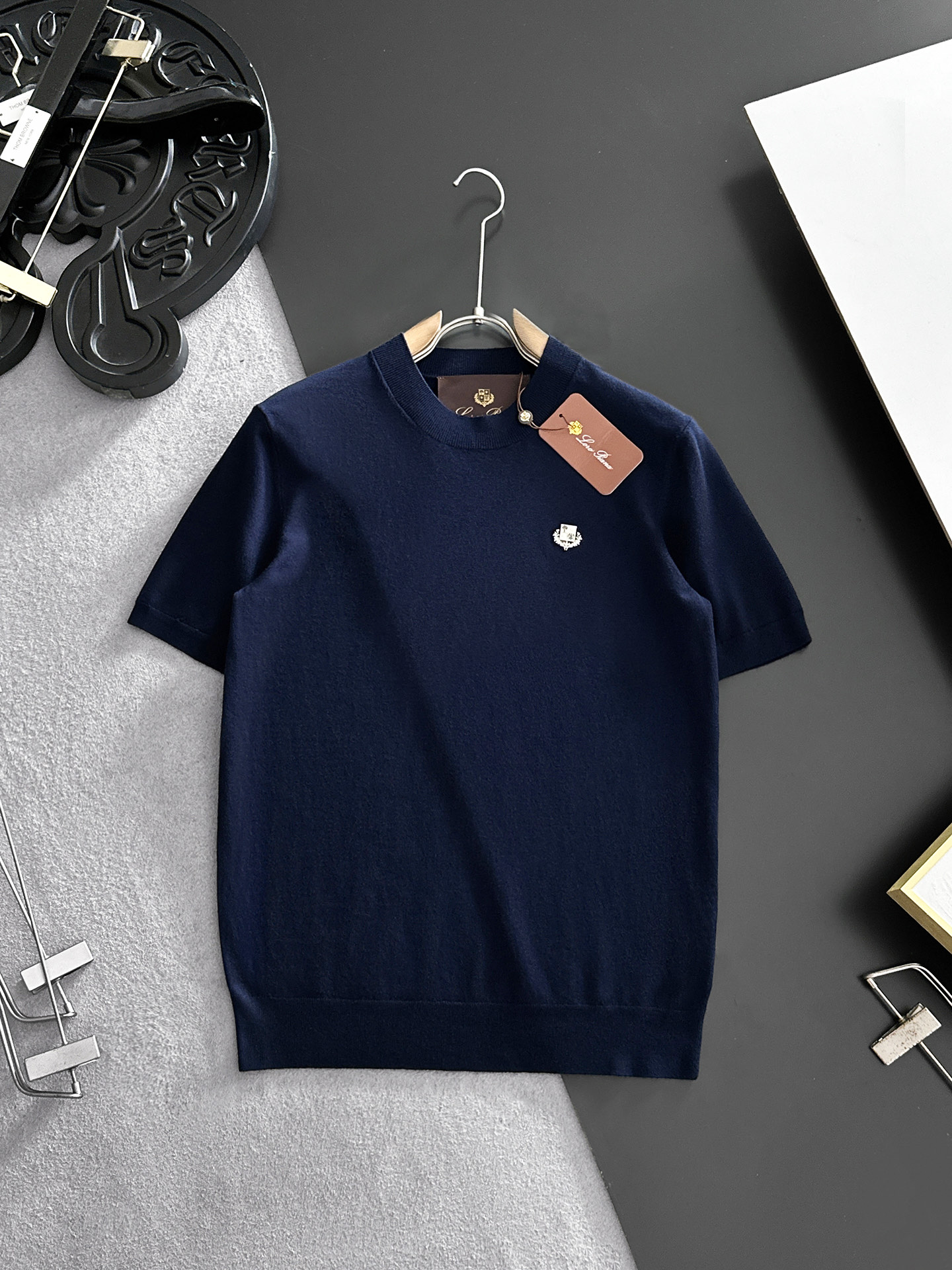 NO:918658,LP Nuoyoupianya 2026 spring and summer small middle collar sweater 'breathable but not stuffy' is truly [old money style] highly breathable Tencel fabric, comfortable and not stuffy to wear in summer, crisp and stylish, small logo and heavy craftsmanship, simple and not simple, high-end Tencel cardigan short-sleeved, pure color and simple, fashionable without losing luxury, quality is unquestionable, the upper body effect is great, size M-4XL, shipped next day, loro  piana,T-shirt,19860909LP诺悠翩雅 2026春夏款小中领针织衫《透气不闷热》真正【老钱风】甄选高度透气天丝面料,夏季穿着舒服不闷热,版型挺括有型,小logo重工艺搭配简约不简单,高端级天丝羊毛衫短袖 纯色简约 时尚不失奢华 品质毋庸置疑 上身效果超赞,尺码M-4XL,隔天出货,,loro piana,T-shirt,,Men's clothing