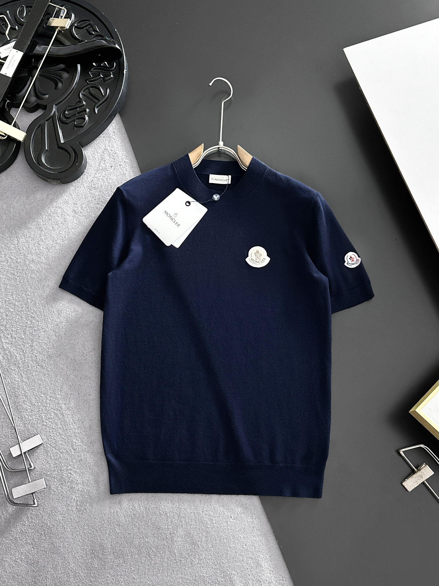 NO:932909,MONCLER Mouth Mouth 2026 Spring/Summer Small Medium Collar Sweater 'Breathable but Not Stuffy' True [Old Money Style] Highly breathable Tencel fabric is selected, comfortable to wear in summer but not stuffy, the version is crisp and stylish, the small logo and heavy craftsmanship are simple but not simple, the high-end Tencel cardigan short sleeves are pure and simple, fashionable but luxurious, and the quality is beyond doubt  The upper body effect is great, sizes M-4XL, next day shipping, Moncler, T-shirt,19860909MONCLER蒙口 2026春夏款小中领针织衫《透气不闷热》真正【老钱风】甄选高度透气天丝面料,夏季穿着舒服不闷热,版型挺括有型,小logo重工艺搭配简约不简单,高端级天丝羊毛衫短袖 纯色简约 时尚不失奢华 品质毋庸置疑 上身效果超赞,尺码M-4XL,隔天出货,,Moncler,T-shirt,,Men's clothing