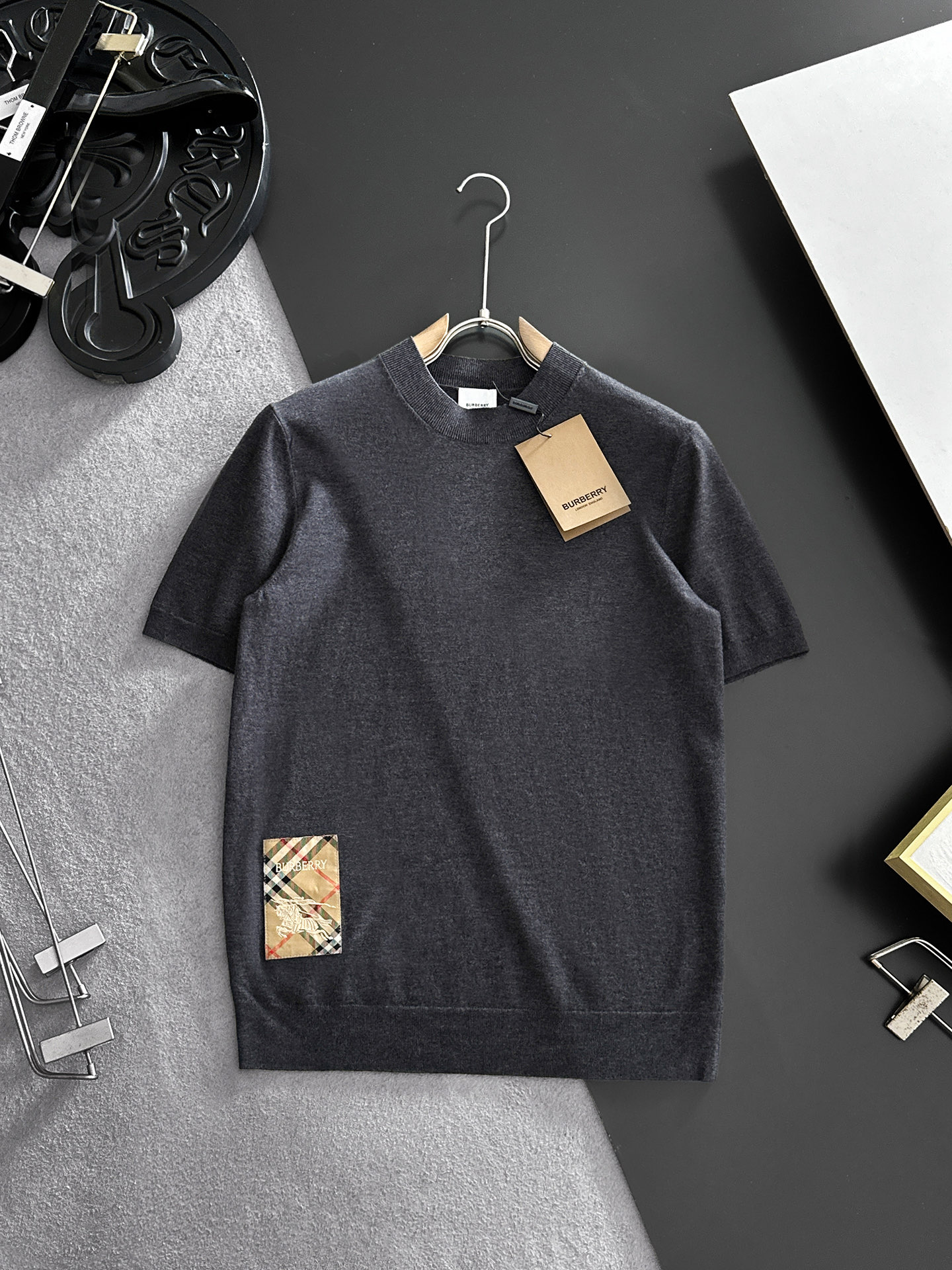 NO:932940,BURBERRY 2026 spring and summer small mid-collar sweater 'breathable but not stuffy' is a true [old money style] highly breathable Tencel fabric, comfortable and not stuffy to wear in summer, crisp and stylish, small logo and heavy craftsmanship, simple but not simple, high-end Tencel wool sweater short sleeves, pure color and simple, fashionable but luxurious, quality is beyond doubt  The upper body effect is great, sizes M-4XL, next day shipping, burberry, burberry, T-shirt,19860909BURBERRY巴宝莉 2026春夏款小中领针织衫《透气不闷热》真正【老钱风】甄选高度透气天丝面料,夏季穿着舒服不闷热,版型挺括有型,小logo重工艺搭配简约不简单,高端级天丝羊毛衫短袖 纯色简约 时尚不失奢华 品质毋庸置疑 上身效果超赞,尺码M-4XL,隔天出货,,burberry,burberry,T-shirt,,Men's clothing
