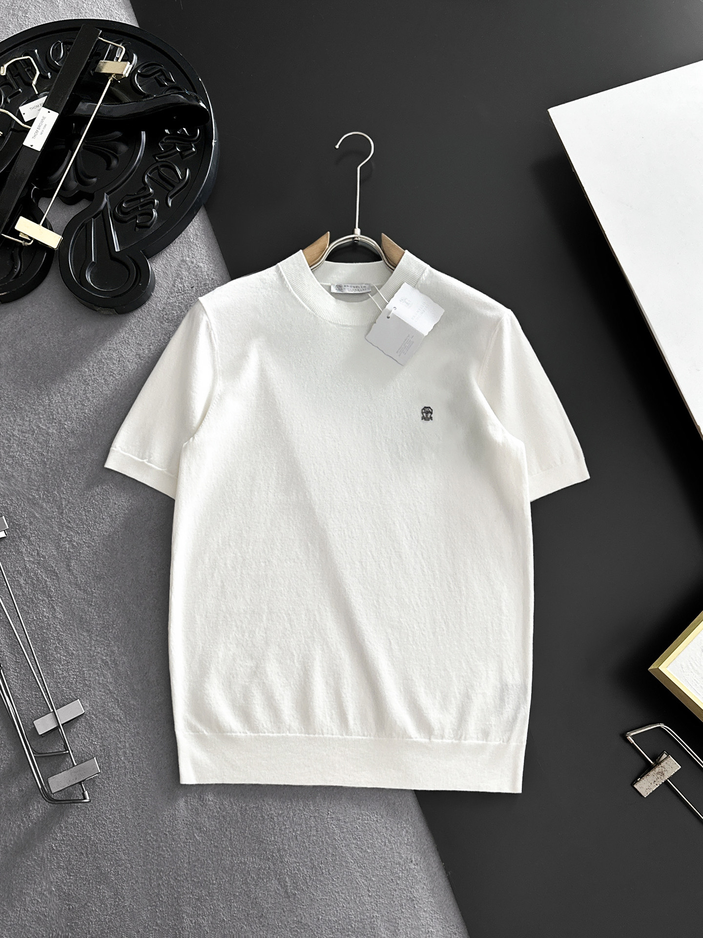 NO:918666,B.C 2026 spring and summer small mid-collar sweater 'breathable but not stuffy' is a true [old money style] highly breathable Tencel fabric, comfortable and not stuffy to wear in summer, crisp and stylish, small logo and heavy craftsmanship, simple and not simple, high-end Tencel cardigan short-sleeved, solid color and simple, fashionable but luxurious, quality is unquestionable, the upper body effect is great, size M-4XL, shipped next day, T-shirt,19860909B.C 2026春夏款小中领针织衫《透气不闷热》真正【老钱风】甄选高度透气天丝面料,夏季穿着舒服不闷热,版型挺括有型,小logo重工艺搭配简约不简单,高端级天丝羊毛衫短袖 纯色简约 时尚不失奢华 品质毋庸置疑 上身效果超赞,尺码M-4XL,隔天出货,,T-shirt,,Men's clothing