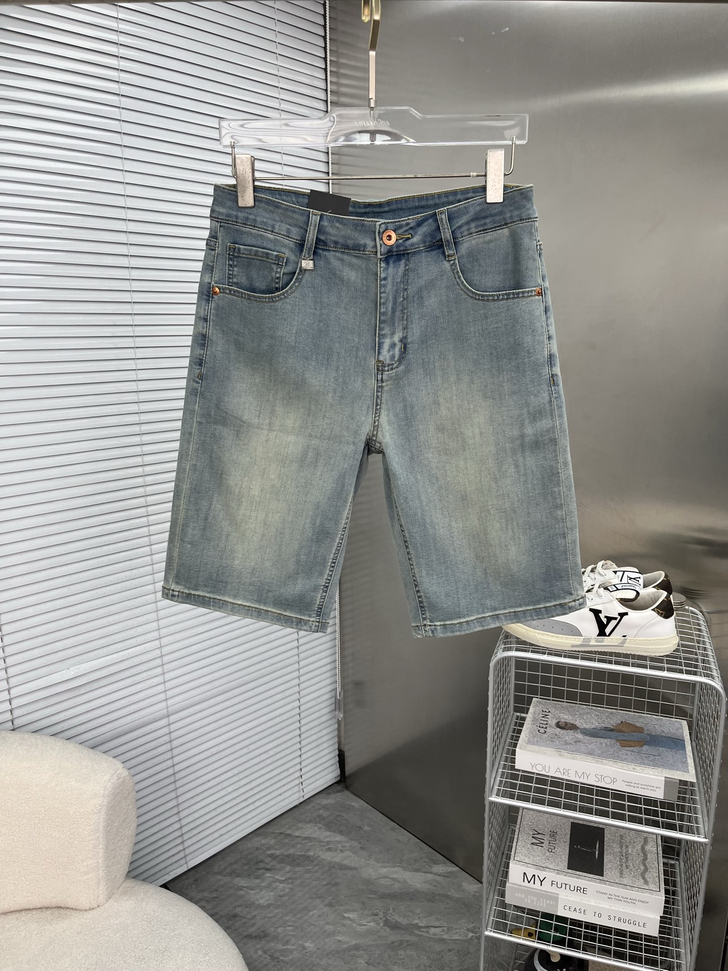 NO:953441,HERMES 2026 new men's jeans shorts. The fabric has good elasticity. Exclusively available on the official website. Fashionable and elegant. Heavy craftsmanship design. Using original color yeast washing process. Selected imported heavy denim denim fabric. Equipped with counter hardware decoration. Genuine leather label. Exquisite stitching. Big brand style. Worth having. Size 28-38, shipped next day, hermes,hermes,shorts,jeans,19860909HERMES爱马仕 2026新品男士牛仔裤短裤 面料弹性好.独家发售 官网同步 时尚优雅 重工艺设计.采用原色酵母水洗工艺 精选进口重磅丹宁牛仔面料 配专柜五金装饰 真皮皮牌 精致车线 大牌风范 值得拥有.码数28-38,隔天出货,,hermes,hermes,shorts,jeans,,Men's clothing