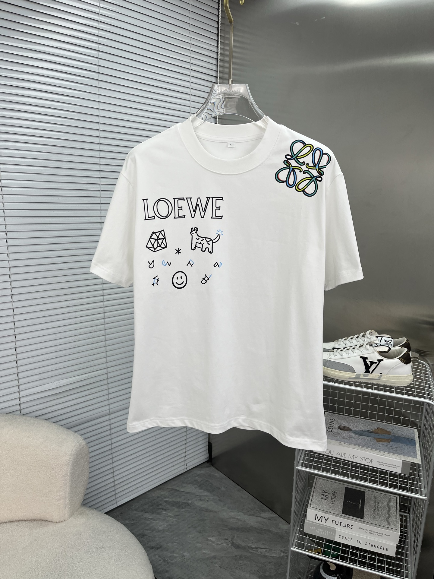 NO:931467,LOEWE Luo Yiwei 2026ss spring and summer high-quality pure cotton short-sleeved T-shirt, top original order quality, the latest process requirements, top orders require sewing work, super easy to match, top customization, with the whole details, the quality and tailoring design are first-class, customized imported pure cotton fabric!  Full of style, the color is light and versatile. M-4XL, please state your height and weight when placing an order, loewe, loewe, T-shirt, tees, t-shirt,19860909LOEWE罗意威 2026ss春夏高品质纯棉短袖T恤,顶级原单品质,当下最新工艺要求,顶级订单要求车线做工,超级好搭配,顶级定制,搭配整件细节 ,品质及剪裁设计都堪称一流,定制进口纯棉面料！型格十足,配色轻熟百搭.M-4XL,下单报身高体重,,loewe,loewe,T-shirt,tees，t-shirt,,Men's clothing