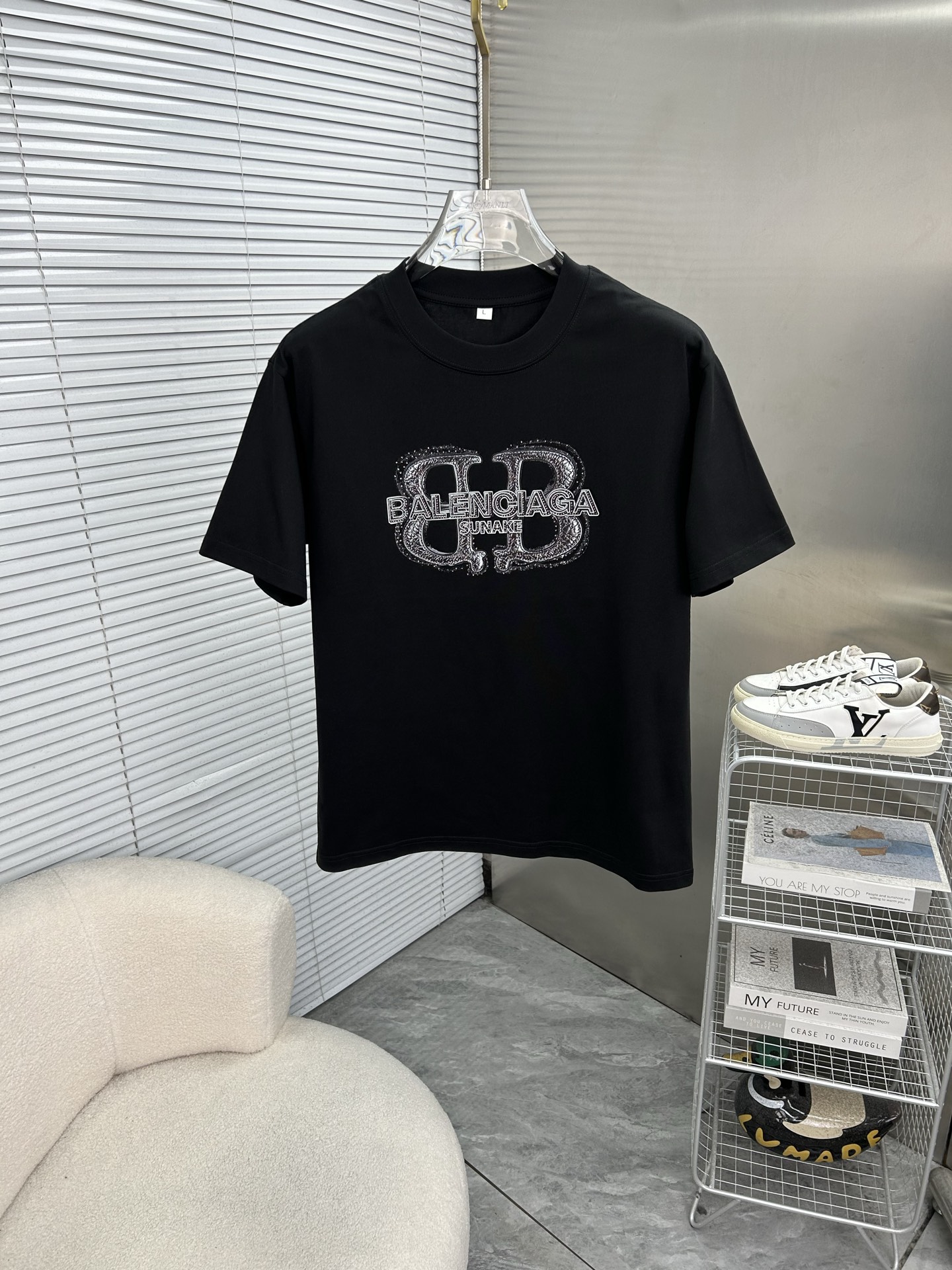 NO:931503,BALENCIAGA 2026ss spring and summer high-quality pure cotton short-sleeved T-shirt, top original order quality, the latest process requirements, top orders require sewing work, super easy to match, top customization, matching the whole piece details, the quality and tailoring design are first-class, customized imported pure cotton fabric!  Full of style, the color is light and versatile. M-4XL, please state your height and weight when placing an order, balenciaga, balenciaga, T-shirt, tees, t-shirt,19860909BALENCIAGA巴黎世家 2026ss春夏高品质纯棉短袖T恤,顶级原单品质,当下最新工艺要求,顶级订单要求车线做工,超级好搭配,顶级定制,搭配整件细节 ,品质及剪裁设计都堪称一流,定制进口纯棉面料！型格十足,配色轻熟百搭.M-4XL,下单报身高体重,,balenciaga,balenciaga,T-shirt,tees，t-shirt,,Men's clothing