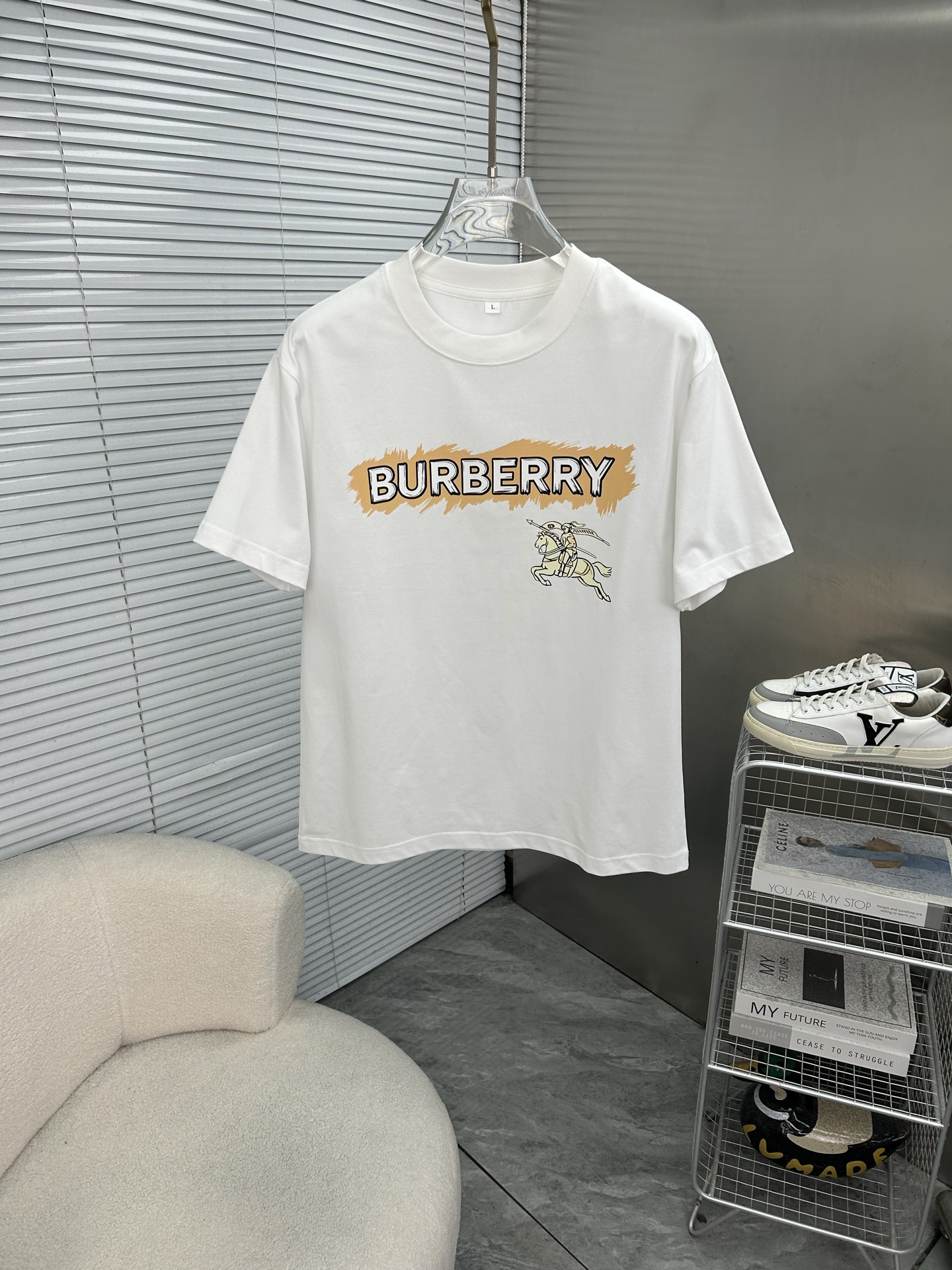 NO:931514,BURBERRY 2026ss spring and summer high-quality pure cotton short-sleeved T-shirt, top original order quality, current latest process requirements, top orders require sewing work, super easy to match, top-level customization, with the whole details, the quality and tailoring design are first-class, customized imported pure cotton fabric!  Full of style, the color is light and versatile. M-4XL, please state your height and weight when placing an order, burberry, burberry, T-shirt, tees, t-shirt,19860909BURBERRY巴宝莉 2026ss春夏高品质纯棉短袖T恤,顶级原单品质,当下最新工艺要求,顶级订单要求车线做工,超级好搭配,顶级定制,搭配整件细节 ,品质及剪裁设计都堪称一流,定制进口纯棉面料！型格十足,配色轻熟百搭.M-4XL,下单报身高体重,,burberry,burberry,T-shirt,tees，t-shirt,,Men's clothing