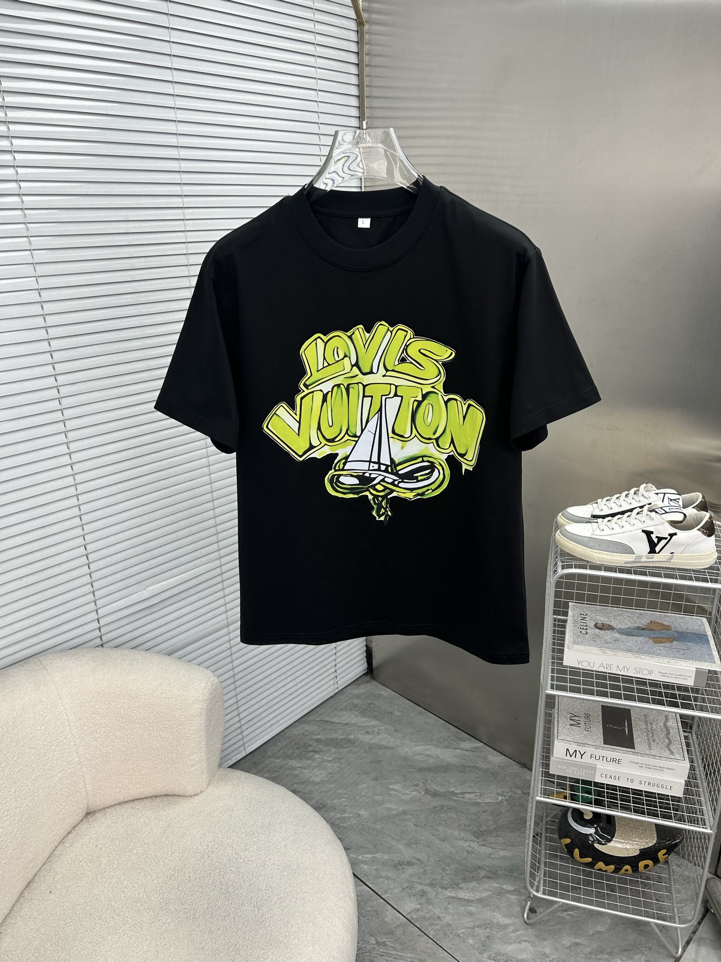 NO:931525,LV Louis Vuitton 2026ss spring and summer high-quality pure cotton short-sleeved T-shirt, top original order quality, the latest technology requirements, top orders require sewing work, super easy to match, top customization, matching the whole piece details, quality and tailoring design are first-class, customized imported pure cotton fabric!  Full of style, the color is light and versatile. M-4XL, please state your height and weight when placing an order, louis vuitton, louis vuitton, T-shirt, tees, t-shirt,19860909LV路易威登 2026ss春夏高品质纯棉短袖T恤,顶级原单品质,当下最新工艺要求,顶级订单要求车线做工,超级好搭配,顶级定制,搭配整件细节 ,品质及剪裁设计都堪称一流,定制进口纯棉面料！型格十足,配色轻熟百搭.M-4XL,下单报身高体重,,louis vuitton,louis vuitton,T-shirt,tees，t-shirt,,Men's clothing