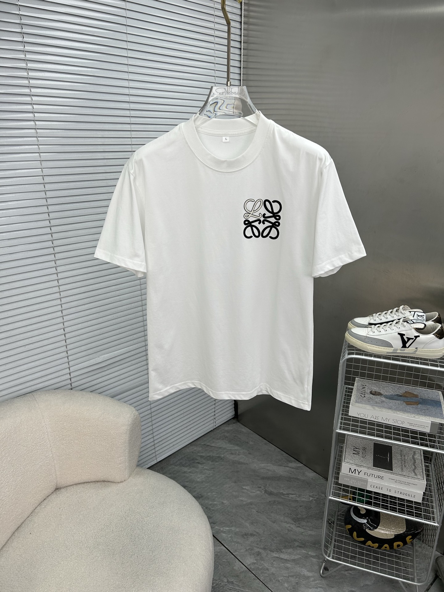 NO:931534,LOEWE Luo Yiwei 2026ss spring and summer high-quality pure cotton short-sleeved T-shirt, top original order quality, the latest process requirements, top orders require sewing work, super easy to match, top customization, with the whole details, the quality and tailoring design are first-class, customized imported pure cotton fabric!  Full of style, the color is light and versatile. M-4XL, please state your height and weight when placing an order, loewe, loewe, T-shirt, tees, t-shirt,19860909LOEWE罗意威 2026ss春夏高品质纯棉短袖T恤,顶级原单品质,当下最新工艺要求,顶级订单要求车线做工,超级好搭配,顶级定制,搭配整件细节 ,品质及剪裁设计都堪称一流,定制进口纯棉面料！型格十足,配色轻熟百搭.M-4XL,下单报身高体重,,loewe,loewe,T-shirt,tees，t-shirt,,Men's clothing