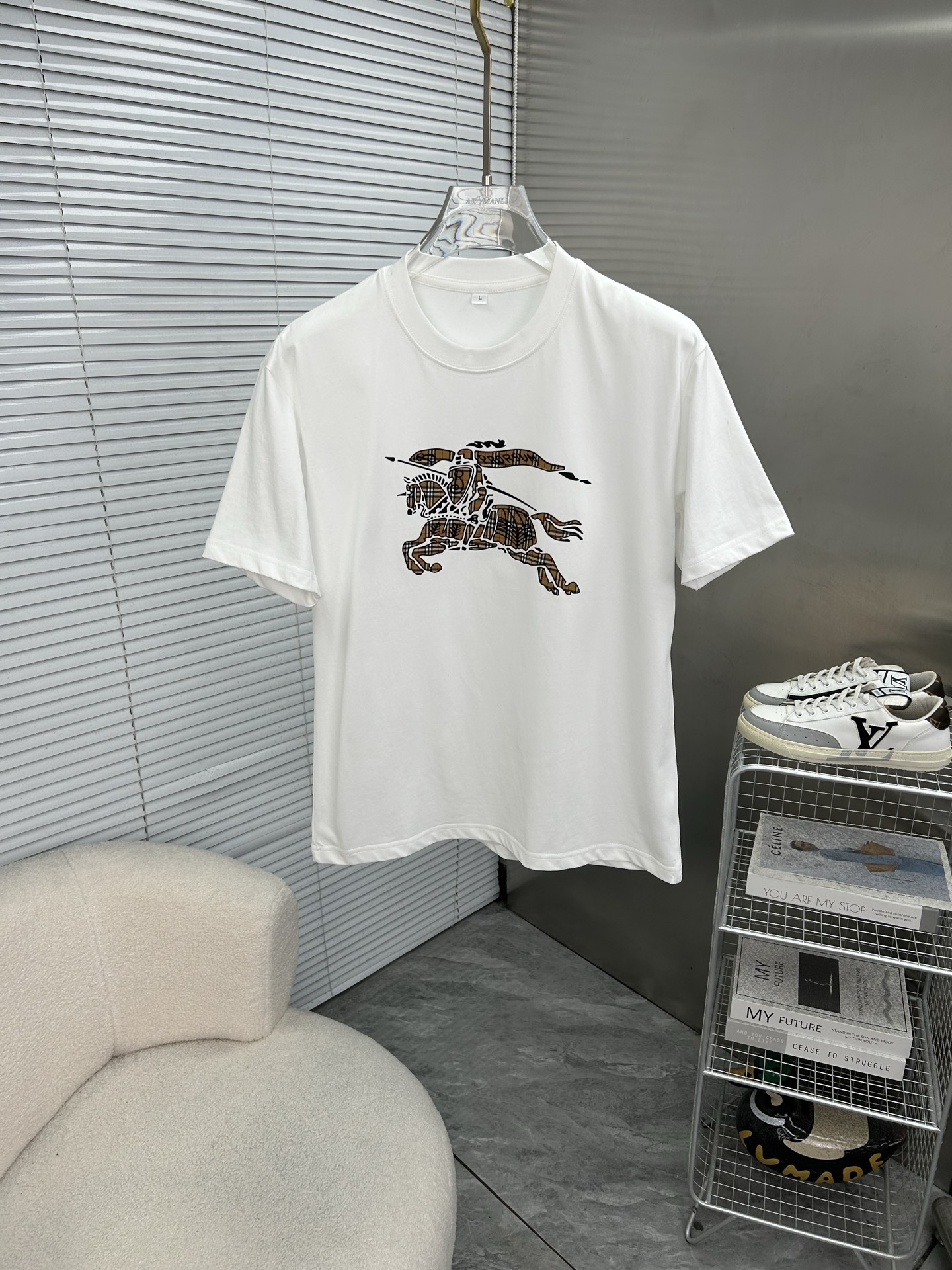 NO:931552,BURBERRY 2026ss spring and summer high-quality pure cotton short-sleeved T-shirt, top original order quality, current latest process requirements, top orders require sewing work, super easy to match, top-level customization, with the whole details, the quality and tailoring design are first-class, customized imported pure cotton fabric!  Full of style, the color is light and versatile. M-4XL, please state your height and weight when placing an order, burberry, burberry, T-shirt, tees, t-shirt,19860909BURBERRY巴宝莉 2026ss春夏高品质纯棉短袖T恤,顶级原单品质,当下最新工艺要求,顶级订单要求车线做工,超级好搭配,顶级定制,搭配整件细节 ,品质及剪裁设计都堪称一流,定制进口纯棉面料！型格十足,配色轻熟百搭.M-4XL,下单报身高体重,,burberry,burberry,T-shirt,tees，t-shirt,,Men's clothing