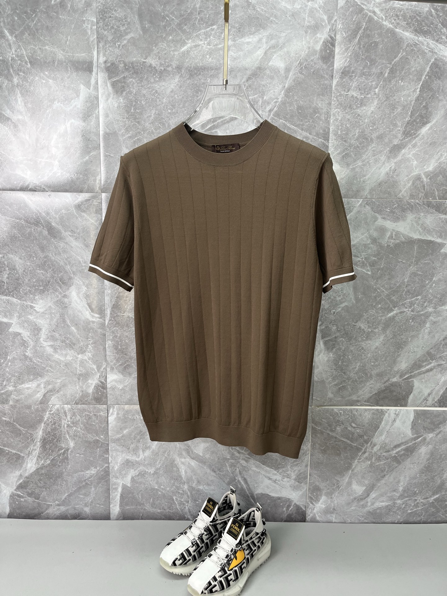 NO:936504,LP Nuoyou Piana 2026 Spring and Summer Tencel Knitted Round Neck Top Bottoming Artifact Imported Private Goods, High-End Tencel Wool Sweater Short Sleeves Solid Color Simple Counter Style Fashionable Yet Luxurious The Quality Is Undoubted The Upper Body Effect Is Awesome, The Same Style On The Luxury Official Website, Sizes M-3XL, loro piana, T-shirt,19860909LP诺悠翩雅 2026春夏款天丝针织圆领顶级打底神器 进口私货,高端天丝羊毛衫短袖 纯色简约专柜款 时尚不失奢华 品质毋庸置疑 上身效果超赞,奢华官网同款款式,尺码M-3XL,,loro piana,T-shirt,,Men's clothing