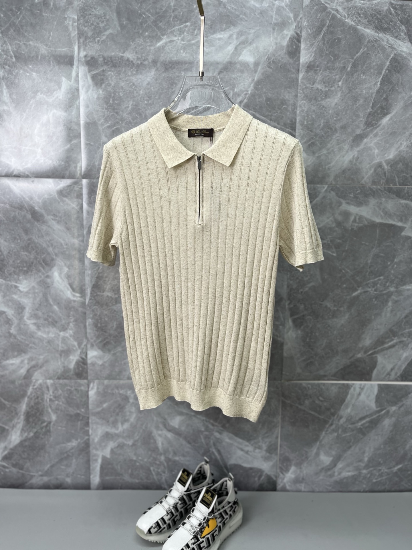 NO:936507,LP Noyo Piana 2026 spring and summer style Tencel knitted lapel top base base artifact. Imported private goods, high-end Tencel woolen sweater short-sleeved. Solid color simple counter model. Fashionable yet luxurious. The quality is unquestionable. The upper body effect is great. The same style as the luxury official website. Sizes M-3XL, loro piana, T-shirt,19860909LP诺悠翩雅 2026春夏款天丝针织翻领顶级打底神器 进口私货,高端天丝羊毛衫短袖 纯色简约专柜款 时尚不失奢华 品质毋庸置疑 上身效果超赞,奢华官网同款款式,尺码M-3XL,,loro piana,T-shirt,,Men's clothing