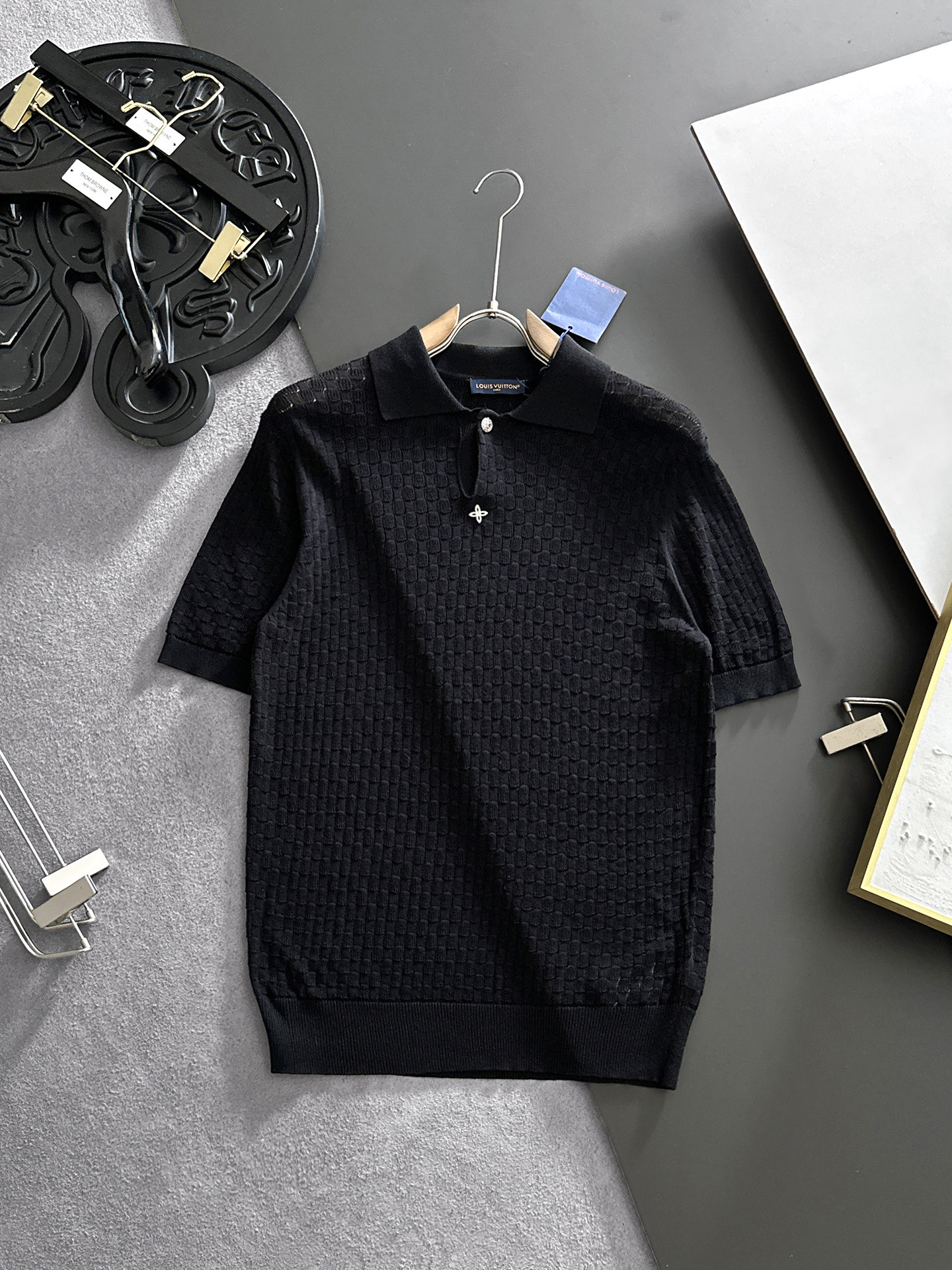 NO:926625,LV Louis Vuitton 2026 spring and summer lapel sweater, true [old money style] selected highly breathable Tencel fabric, comfortable and not stuffy to wear in summer, crisp and stylish, small logo and heavy craftsmanship, simple and not simple, high-end Tencel wool sweater short-sleeved, pure color and simple, fashionable yet luxurious, quality is beyond doubt, the upper body effect is great, size M-4XL, shipped next day,, louis vuitton, louis  vuitton,T-shirt,19860909LV路易威登 2026春夏款翻领针织衫,真正【老钱风】甄选高度透气天丝面料,夏季穿着舒服不闷热,版型挺括有型,小logo重工艺搭配简约不简单,高端级天丝羊毛衫短袖 纯色简约 时尚不失奢华 品质毋庸置疑 上身效果超赞,尺码M-4XL,隔天出货,,louis vuitton,louis vuitton,T-shirt,,Men's clothing