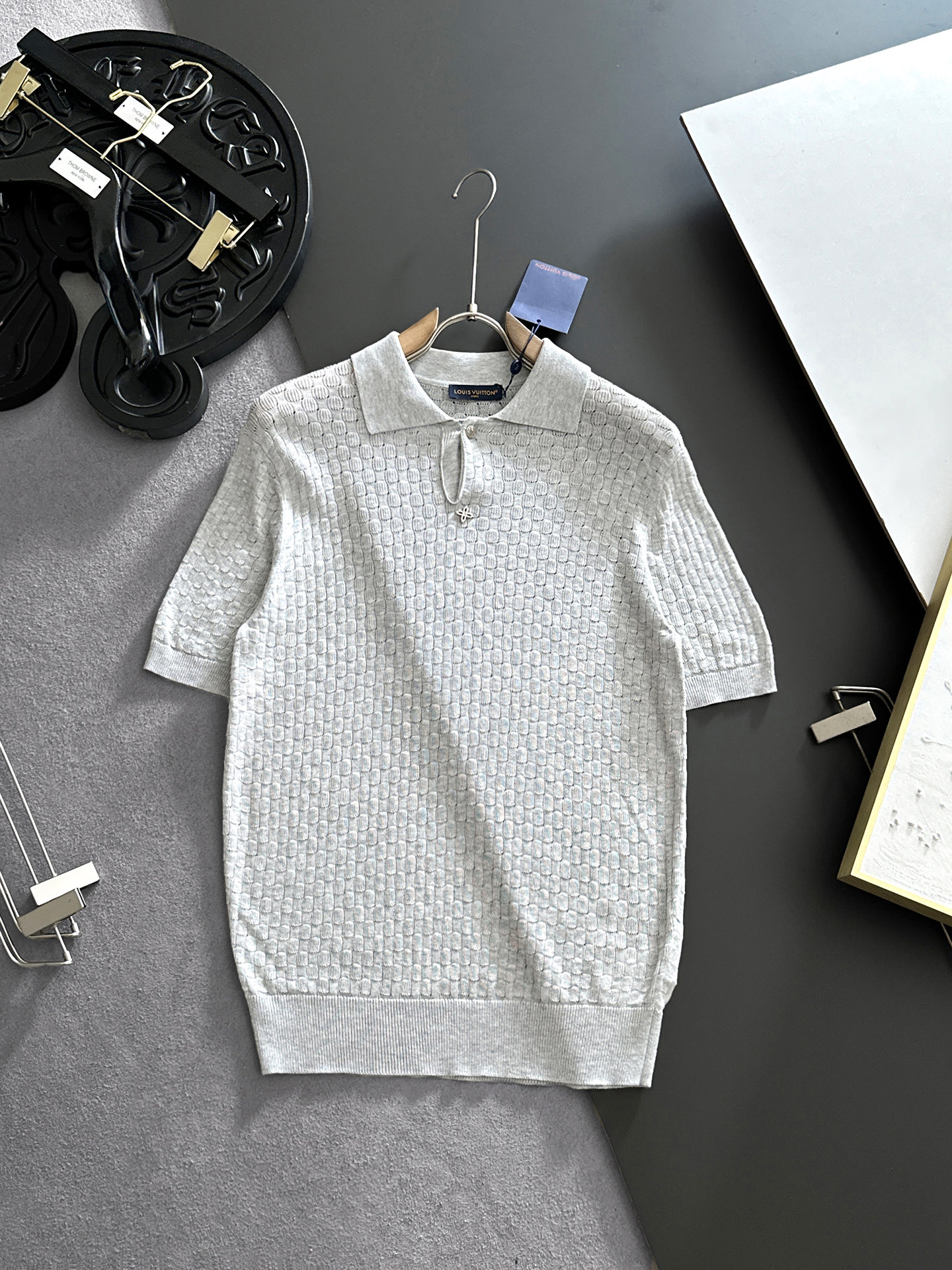 NO:910202,LV Louis Vuitton 2026 spring and summer lapel sweater, true [old money style] selected highly breathable Tencel fabric, comfortable and not stuffy to wear in summer, crisp and stylish, small logo and heavy craftsmanship, simple and not simple, high-end Tencel wool sweater short-sleeved, pure color and simple, fashionable yet luxurious, quality is beyond doubt, the upper body effect is great, size M-4XL, shipped next day,, louis vuitton, louis  vuitton,T-shirt,19860909LV路易威登 2026春夏款翻领针织衫,真正【老钱风】甄选高度透气天丝面料,夏季穿着舒服不闷热,版型挺括有型,小logo重工艺搭配简约不简单,高端级天丝羊毛衫短袖 纯色简约 时尚不失奢华 品质毋庸置疑 上身效果超赞,尺码M-4XL,隔天出货,,louis vuitton,louis vuitton,T-shirt,,Men's clothing