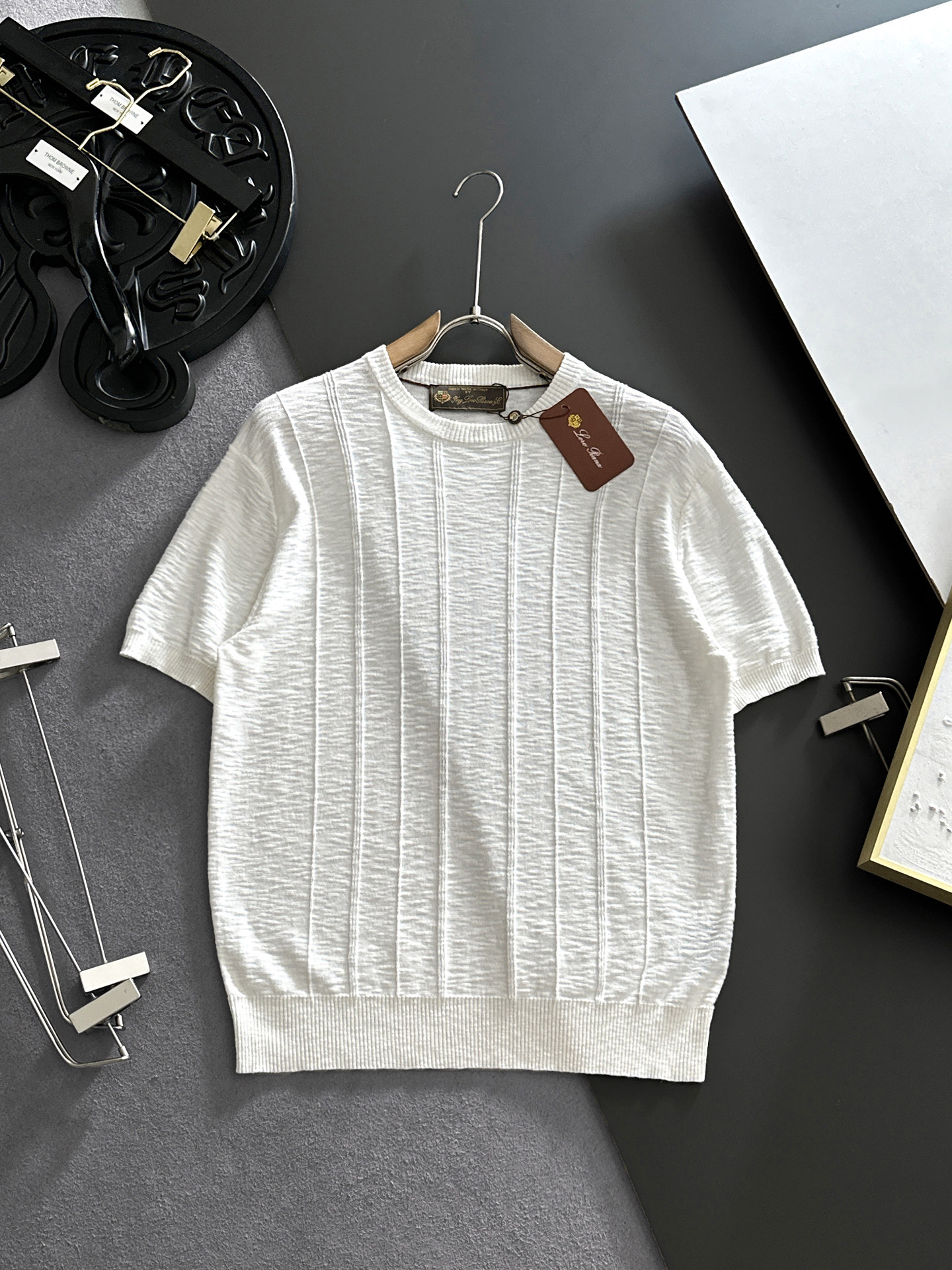 NO:910192,LP Nuoyou Piana 2026 spring and summer round neck sweater, true [old money style] selected highly breathable Tencel fabric, comfortable and not stuffy to wear in summer, crisp and stylish, small logo and heavy craftsmanship, simple and not simple, high-end Tencel wool sweater short-sleeved, solid color and simple, fashionable yet luxurious, quality is undoubtedly great, size M-4XL, shipped next day, loro piana, T-shirt,19860909LP诺悠翩雅 2026春夏款圆领针织衫,真正【老钱风】甄选高度透气天丝面料,夏季穿着舒服不闷热,版型挺括有型,小logo重工艺搭配简约不简单,高端级天丝羊毛衫短袖 纯色简约 时尚不失奢华 品质毋庸置疑 上身效果超赞,尺码M-4XL,隔天出货,,loro piana,T-shirt,,Men's clothing