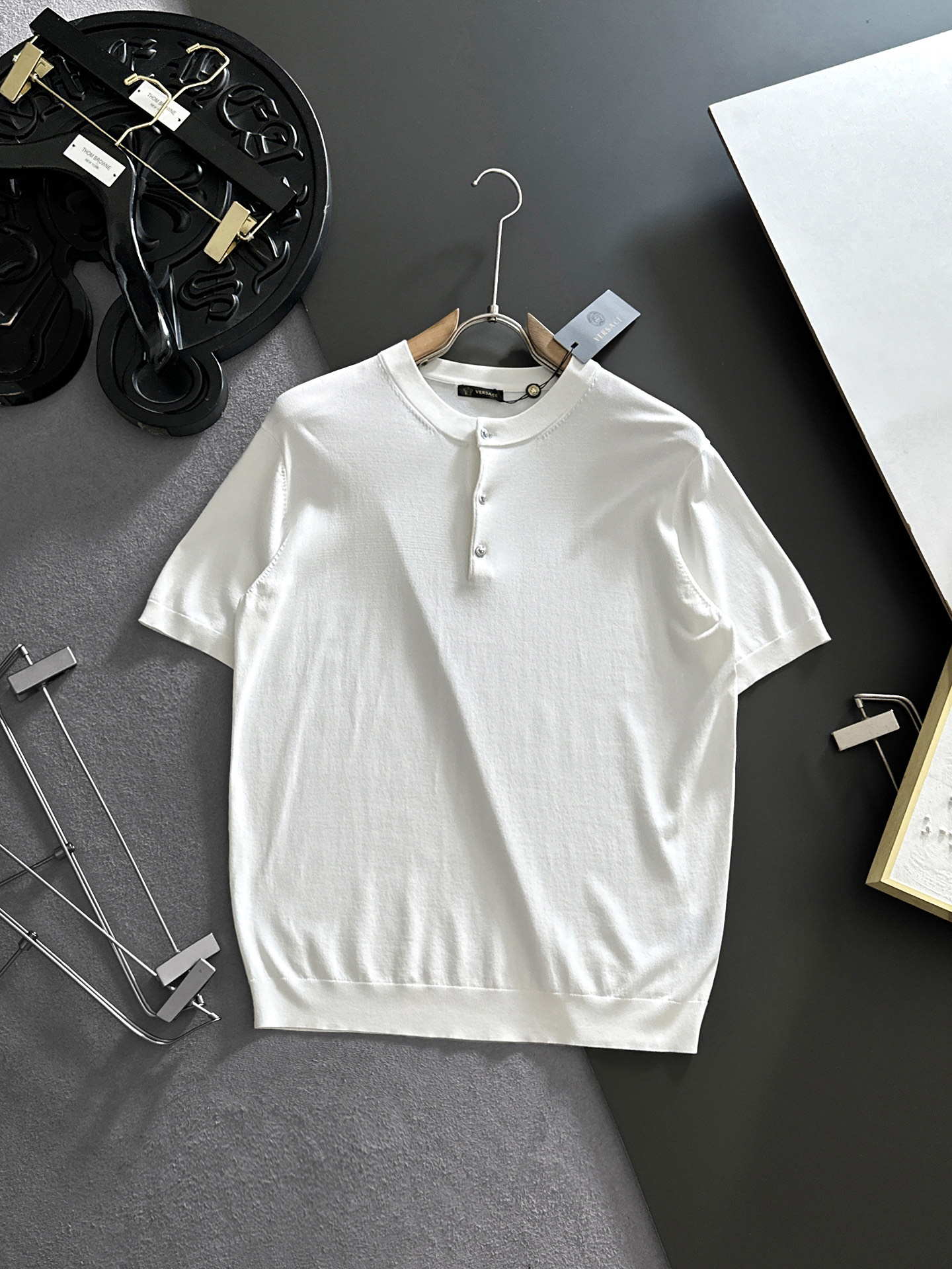 NO:910203,2026 spring and summer round neck sweater, true [old money style] selected highly breathable Tencel fabric, comfortable and not stuffy to wear in summer, crisp and stylish, small logo and heavy craftsmanship, simple but not simple, high-end Tencel wool sweater short-sleeved, pure color, simple, fashionable yet luxurious, quality is beyond doubt, the upper body effect is great, size M-4XL, shipped next day,, T-shirt,198609092026春夏款圆领针织衫,真正【老钱风】甄选高度透气天丝面料,夏季穿着舒服不闷热,版型挺括有型,小logo重工艺搭配简约不简单,高端级天丝羊毛衫短袖 纯色简约 时尚不失奢华 品质毋庸置疑 上身效果超赞,尺码M-4XL,隔天出货,,T-shirt,,Men's clothing
