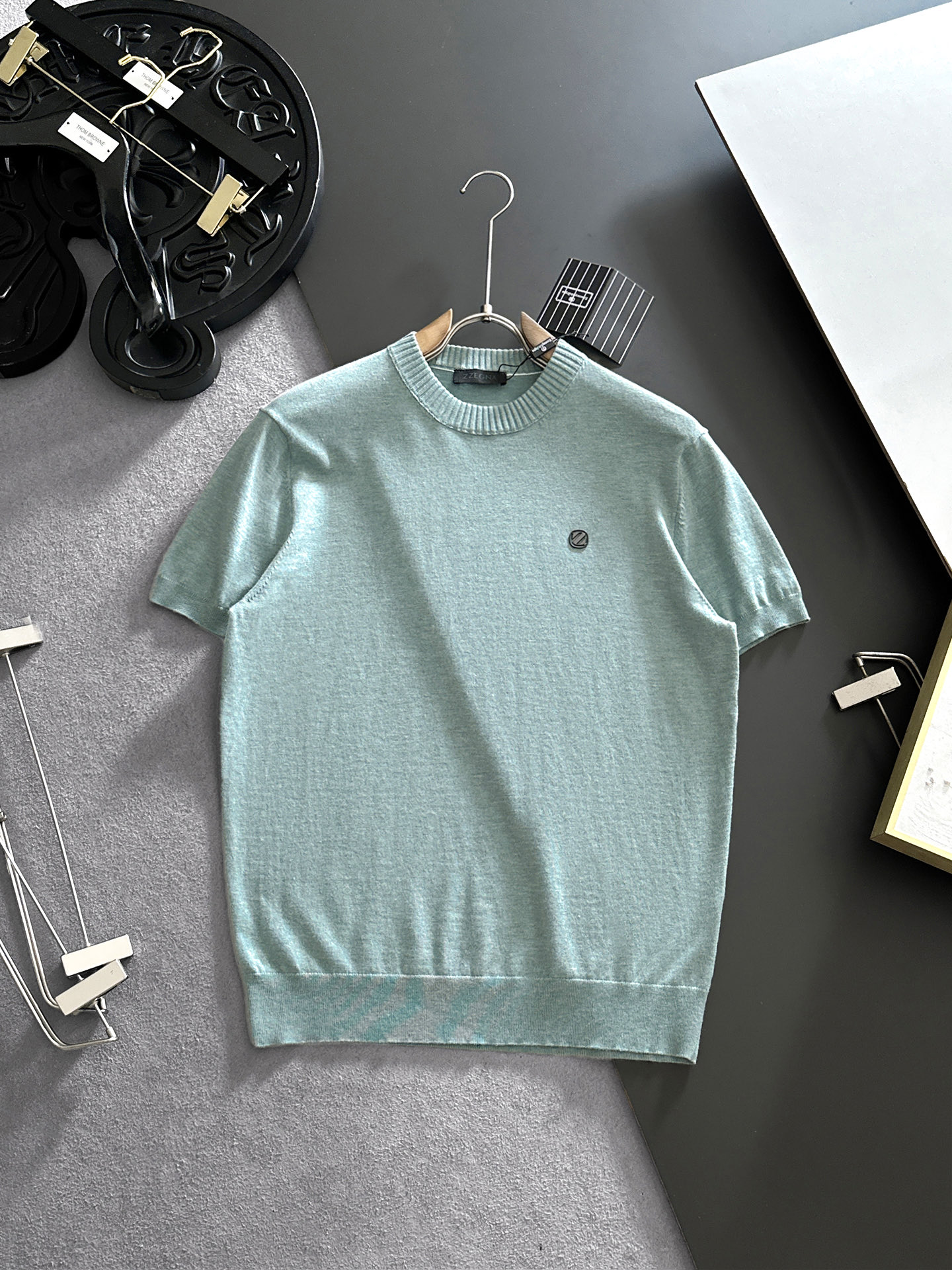 NO:926645,ZEGNA Zegna 2026 spring and summer round neck sweater, true [old money style] selected highly breathable Tencel fabric, comfortable and not stuffy to wear in summer, crisp and stylish, small logo and heavy craftsmanship, simple and not simple, high-end Tencel sweater short-sleeved, solid color and simple, fashionable yet luxurious, quality is beyond doubt, the upper body effect is great, size M-4XL, shipped next day,,zegna,T-shirt,19860909ZEGNA杰尼亚 2026春夏款圆领针织衫,真正【老钱风】甄选高度透气天丝面料,夏季穿着舒服不闷热,版型挺括有型,小logo重工艺搭配简约不简单,高端级天丝羊毛衫短袖 纯色简约 时尚不失奢华 品质毋庸置疑 上身效果超赞,尺码M-4XL,隔天出货,,zegna,T-shirt,,Men's clothing