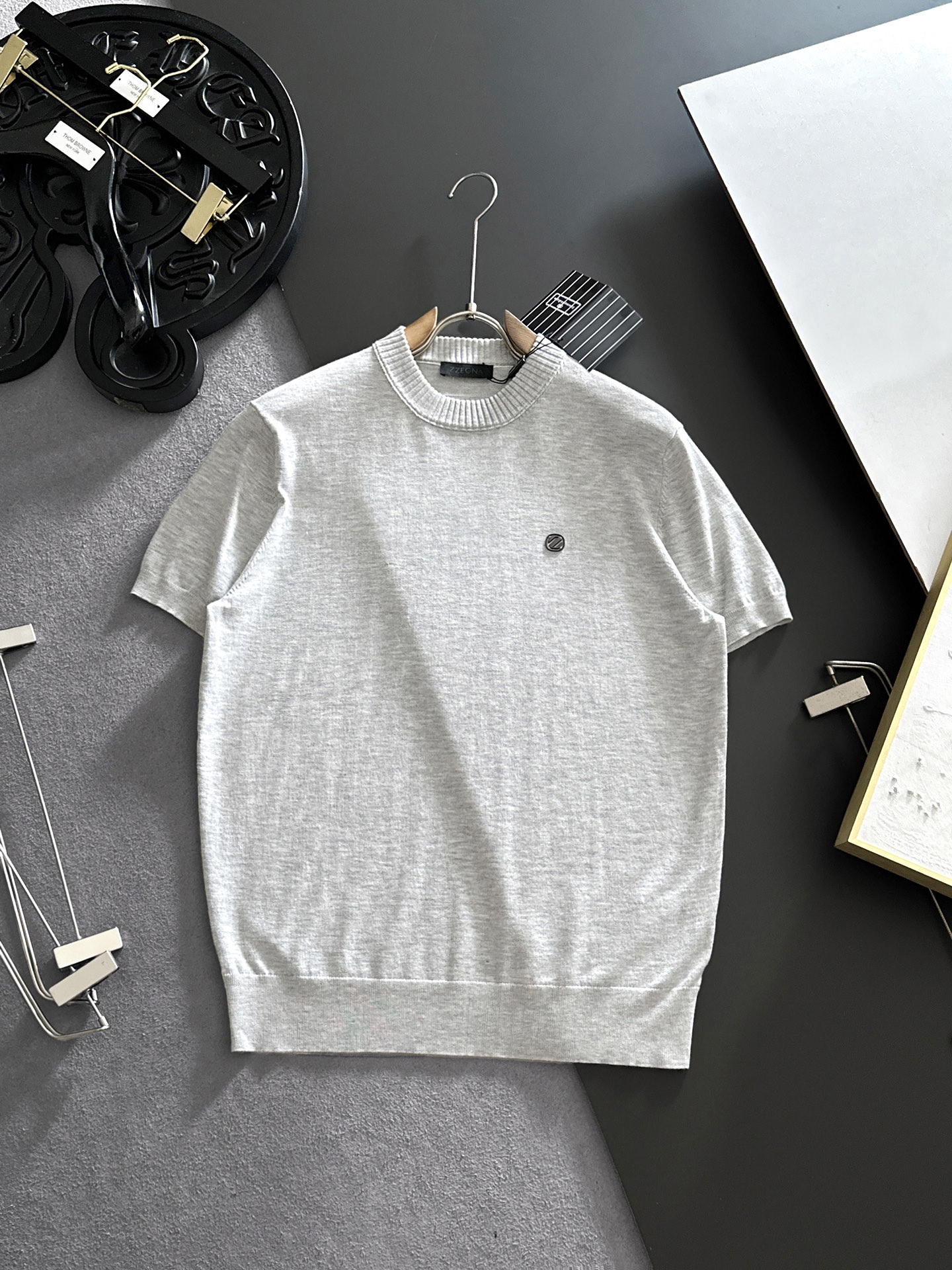 NO:910209,ZEGNA Zegna 2026 spring and summer round neck sweater, true [old money style] selected highly breathable Tencel fabric, comfortable and not stuffy to wear in summer, crisp and stylish, small logo and heavy craftsmanship, simple and not simple, high-end Tencel sweater short-sleeved, solid color and simple, fashionable yet luxurious, quality is beyond doubt, the upper body effect is great, size M-4XL, shipped next day,,zegna,T-shirt,19860909ZEGNA杰尼亚 2026春夏款圆领针织衫,真正【老钱风】甄选高度透气天丝面料,夏季穿着舒服不闷热,版型挺括有型,小logo重工艺搭配简约不简单,高端级天丝羊毛衫短袖 纯色简约 时尚不失奢华 品质毋庸置疑 上身效果超赞,尺码M-4XL,隔天出货,,zegna,T-shirt,,Men's clothing