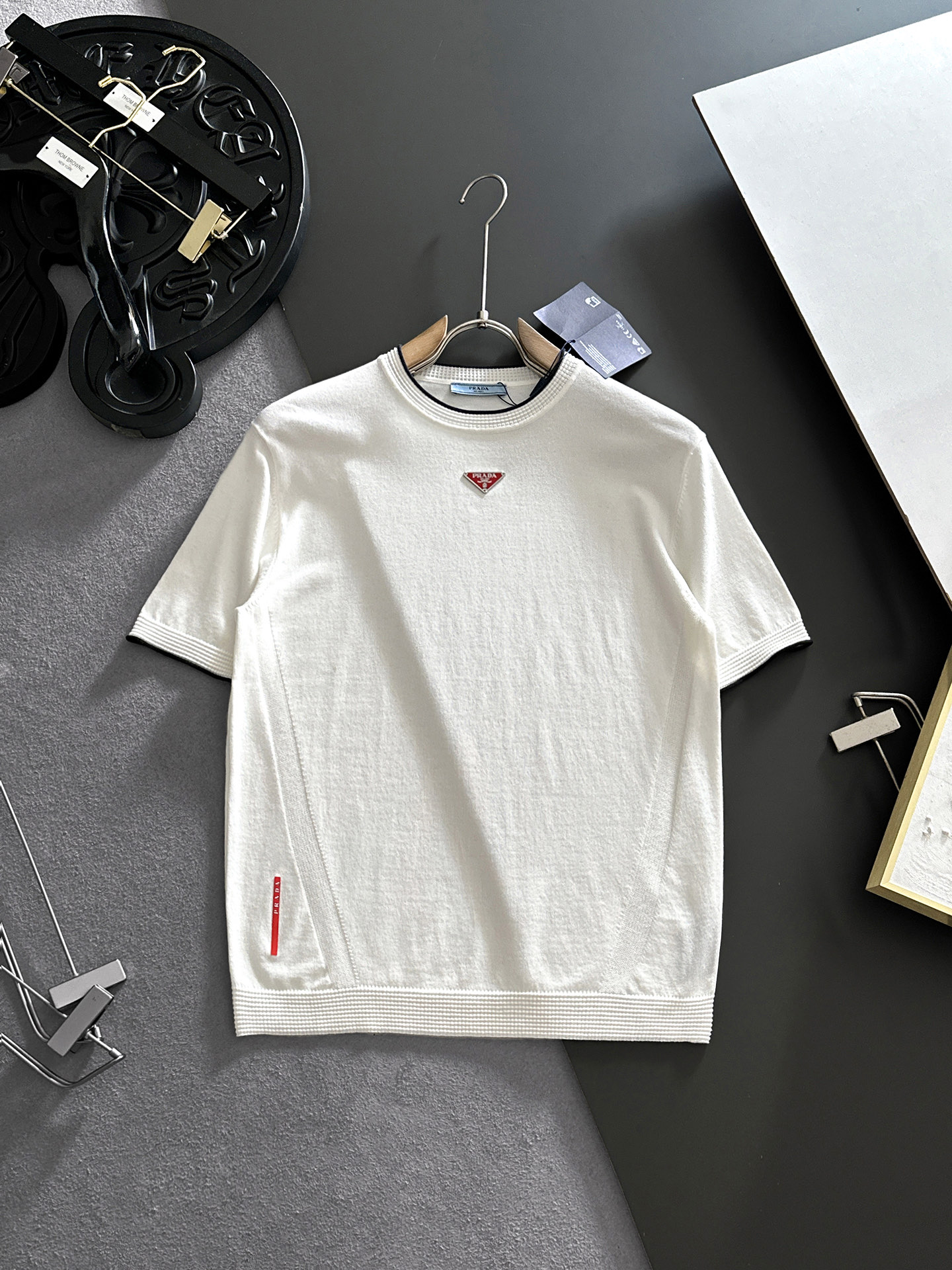 NO:926635,PRADA 2026 spring and summer round neck sweater, true [old money style], selected highly breathable Tencel fabric, comfortable and not stuffy to wear in summer, crisp and stylish, small logo and heavy craftsmanship, simple and not simple, high-end Tencel sweater short-sleeved, pure color and simple, fashionable yet luxurious, quality is unquestionable, the upper body effect is great, size M-4XL, shipped next day, prada, prada, T-shirt,19860909PRADA普拉达 2026春夏款圆领针织衫,真正【老钱风】甄选高度透气天丝面料,夏季穿着舒服不闷热,版型挺括有型,小logo重工艺搭配简约不简单,高端级天丝羊毛衫短袖 纯色简约 时尚不失奢华 品质毋庸置疑 上身效果超赞,尺码M-4XL,隔天出货,,prada,prada,T-shirt,,Men's clothing