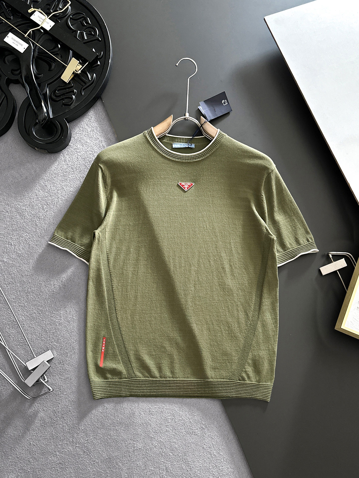 NO:910215,PRADA 2026 spring and summer round neck sweater, true [old money style], selected highly breathable Tencel fabric, comfortable and not stuffy to wear in summer, crisp and stylish, small logo and heavy craftsmanship, simple and not simple, high-end Tencel sweater short-sleeved, pure color and simple, fashionable yet luxurious, quality is unquestionable, the upper body effect is great, size M-4XL, shipped next day, prada, prada, T-shirt,19860909PRADA普拉达 2026春夏款圆领针织衫,真正【老钱风】甄选高度透气天丝面料,夏季穿着舒服不闷热,版型挺括有型,小logo重工艺搭配简约不简单,高端级天丝羊毛衫短袖 纯色简约 时尚不失奢华 品质毋庸置疑 上身效果超赞,尺码M-4XL,隔天出货,,prada,prada,T-shirt,,Men's clothing