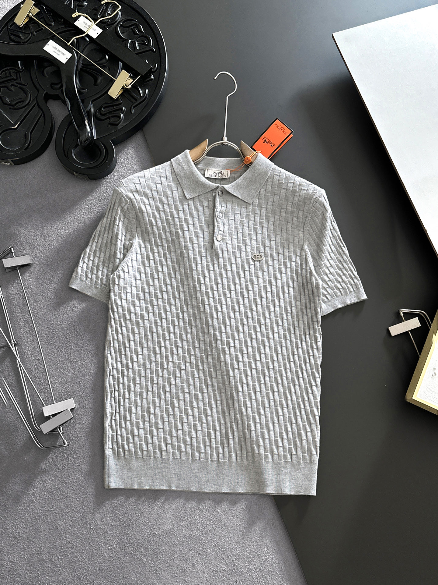 NO:910208,HERMES 2026 spring and summer style lapel sweater, true [old money style] selected highly breathable Tencel fabric, comfortable and not stuffy to wear in summer, crisp and stylish, small logo and heavy craftsmanship, simple and not simple, high-end Tencel wool sweater short-sleeved, solid color and simple, fashionable yet luxurious, quality is unquestionable, the upper body effect is great, size M-4XL, shipped next day, hermes, hermes, T-shirt,19860909HERMES爱马仕 2026春夏款翻领针织衫,真正【老钱风】甄选高度透气天丝面料,夏季穿着舒服不闷热,版型挺括有型,小logo重工艺搭配简约不简单,高端级天丝羊毛衫短袖 纯色简约 时尚不失奢华 品质毋庸置疑 上身效果超赞,尺码M-4XL,隔天出货,,hermes,hermes,T-shirt,,Men's clothing