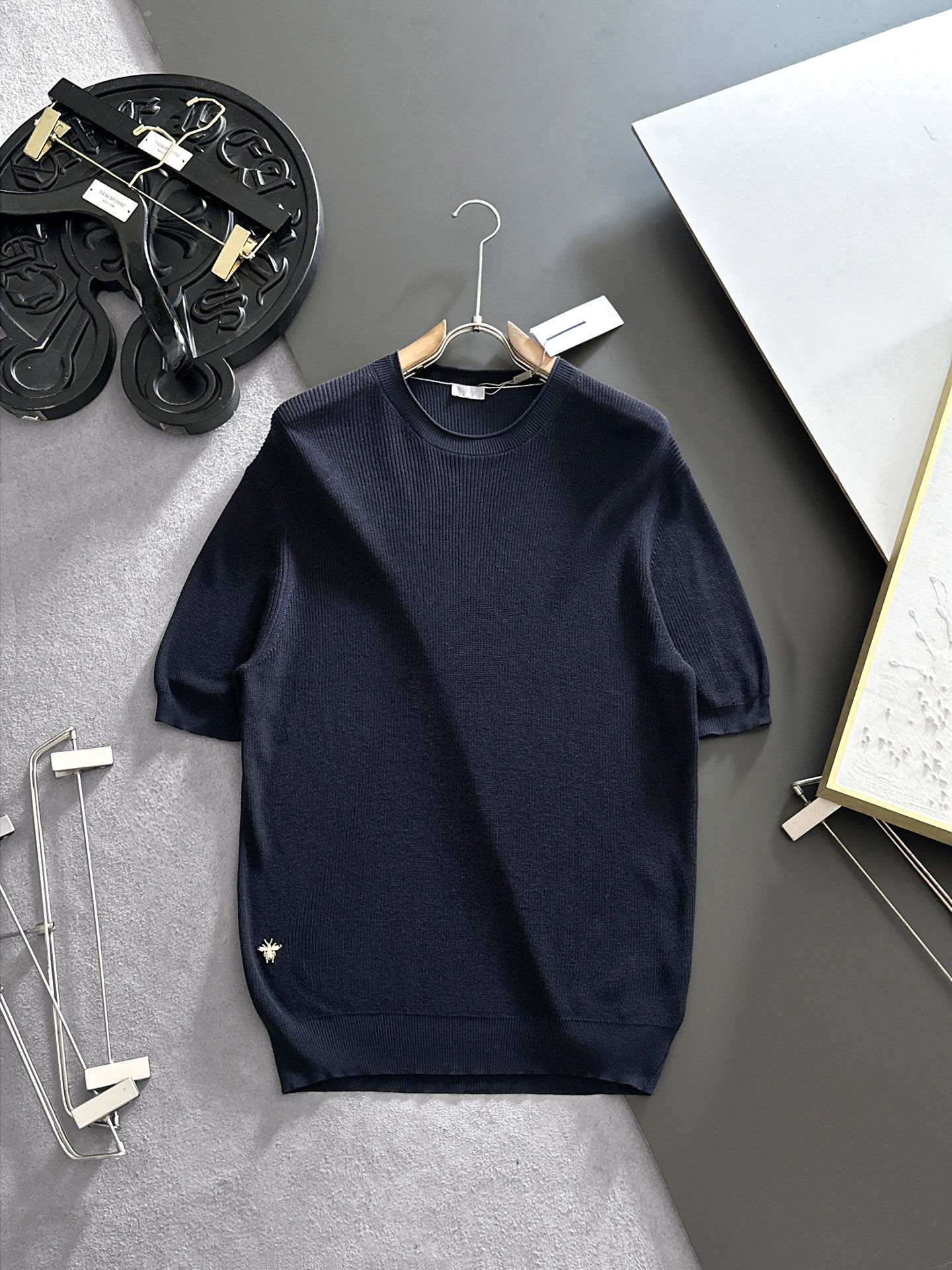 NO:926626,DIOR Dior 2026 spring and summer round neck sweater, true [old money style] highly breathable Tencel fabric, comfortable and not stuffy to wear in summer, crisp and stylish, small logo and heavy craftsmanship, simple and not simple, high-end Tencel wool sweater short sleeves, pure color and simple, fashionable yet luxurious, quality is undoubtedly great, size M-4XL, shipped next day, dior, dior, T-shirt,19860909DIOR迪奥 2026春夏款圆领针织衫,真正【老钱风】甄选高度透气天丝面料,夏季穿着舒服不闷热,版型挺括有型,小logo重工艺搭配简约不简单,高端级天丝羊毛衫短袖 纯色简约 时尚不失奢华 品质毋庸置疑 上身效果超赞,尺码M-4XL,隔天出货,,dior,dior,T-shirt,,Men's clothing