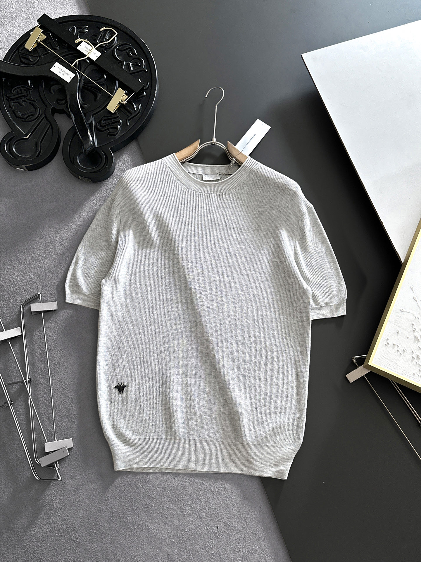 NO:910221,DIOR Dior 2026 spring and summer round neck sweater, true [old money style] highly breathable Tencel fabric, comfortable and not stuffy to wear in summer, crisp and stylish, small logo and heavy craftsmanship, simple and not simple, high-end Tencel wool sweater short sleeves, pure color and simple, fashionable yet luxurious, quality is undoubtedly great, size M-4XL, shipped next day, dior, dior, T-shirt,19860909DIOR迪奥 2026春夏款圆领针织衫,真正【老钱风】甄选高度透气天丝面料,夏季穿着舒服不闷热,版型挺括有型,小logo重工艺搭配简约不简单,高端级天丝羊毛衫短袖 纯色简约 时尚不失奢华 品质毋庸置疑 上身效果超赞,尺码M-4XL,隔天出货,,dior,dior,T-shirt,,Men's clothing