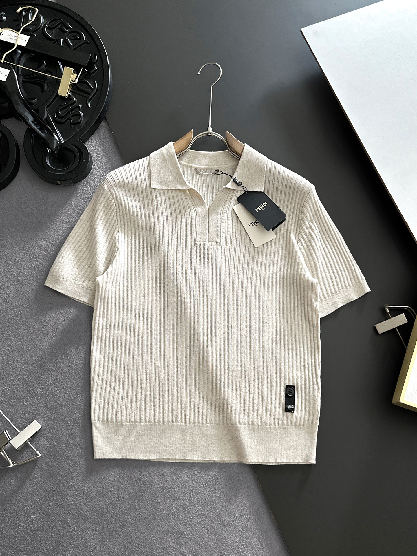 NO:910214,FENDI Fendi 2026 spring and summer style lapel sweater, true [old money style] selected highly breathable Tencel fabric, comfortable and not stuffy to wear in summer, crisp and stylish, small logo and heavy craftsmanship, simple and not simple, high-end Tencel wool sweater short-sleeved, solid color and simple, fashionable yet luxurious, quality is unquestionable, the upper body effect is great, size M-4XL, shipped next day,,fendi,fendi,T-shirt,19860909FENDI芬迪 2026春夏款翻领针织衫,真正【老钱风】甄选高度透气天丝面料,夏季穿着舒服不闷热,版型挺括有型,小logo重工艺搭配简约不简单,高端级天丝羊毛衫短袖 纯色简约 时尚不失奢华 品质毋庸置疑 上身效果超赞,尺码M-4XL,隔天出货,,fendi,fendi,T-shirt,,Men's clothing