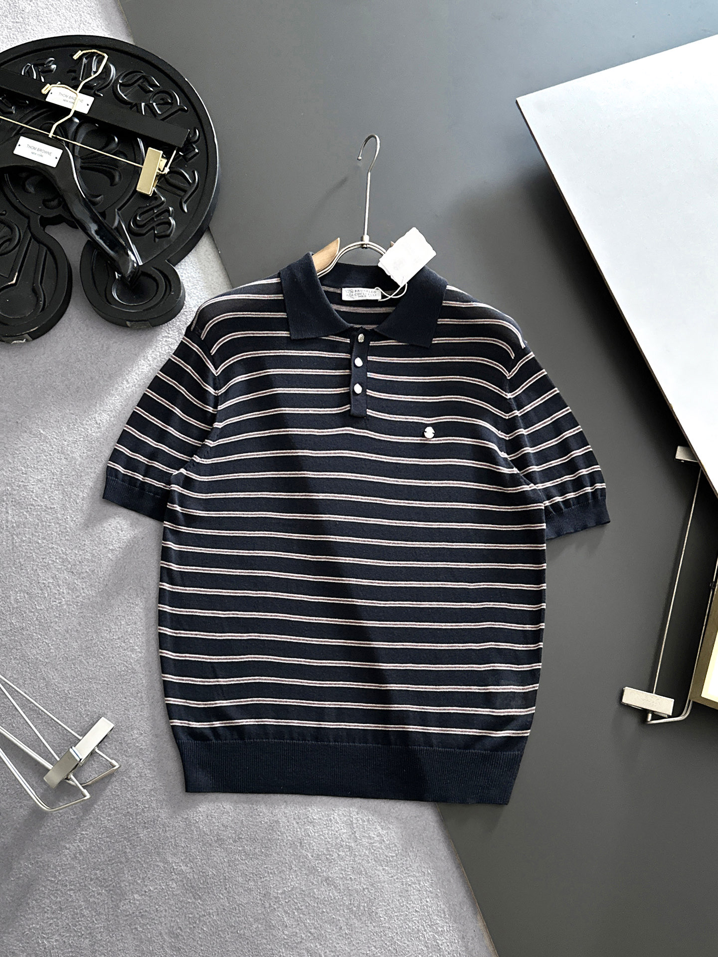 NO:926600,B.C 2026 spring and summer style lapel sweater, true [old money style] selected highly breathable Tencel fabric, comfortable and not stuffy to wear in summer, crisp and stylish, small logo and heavy craftsmanship, simple and not simple, high-end Tencel wool sweater short-sleeved, solid color and simple, fashionable yet luxurious, quality is beyond doubt, the upper body effect is great, size M-4XL, shipped next day, T-shirt,19860909B.C 2026春夏款翻领针织衫,真正【老钱风】甄选高度透气天丝面料,夏季穿着舒服不闷热,版型挺括有型,小logo重工艺搭配简约不简单,高端级天丝羊毛衫短袖 纯色简约 时尚不失奢华 品质毋庸置疑 上身效果超赞,尺码M-4XL,隔天出货,,T-shirt,,Men's clothing