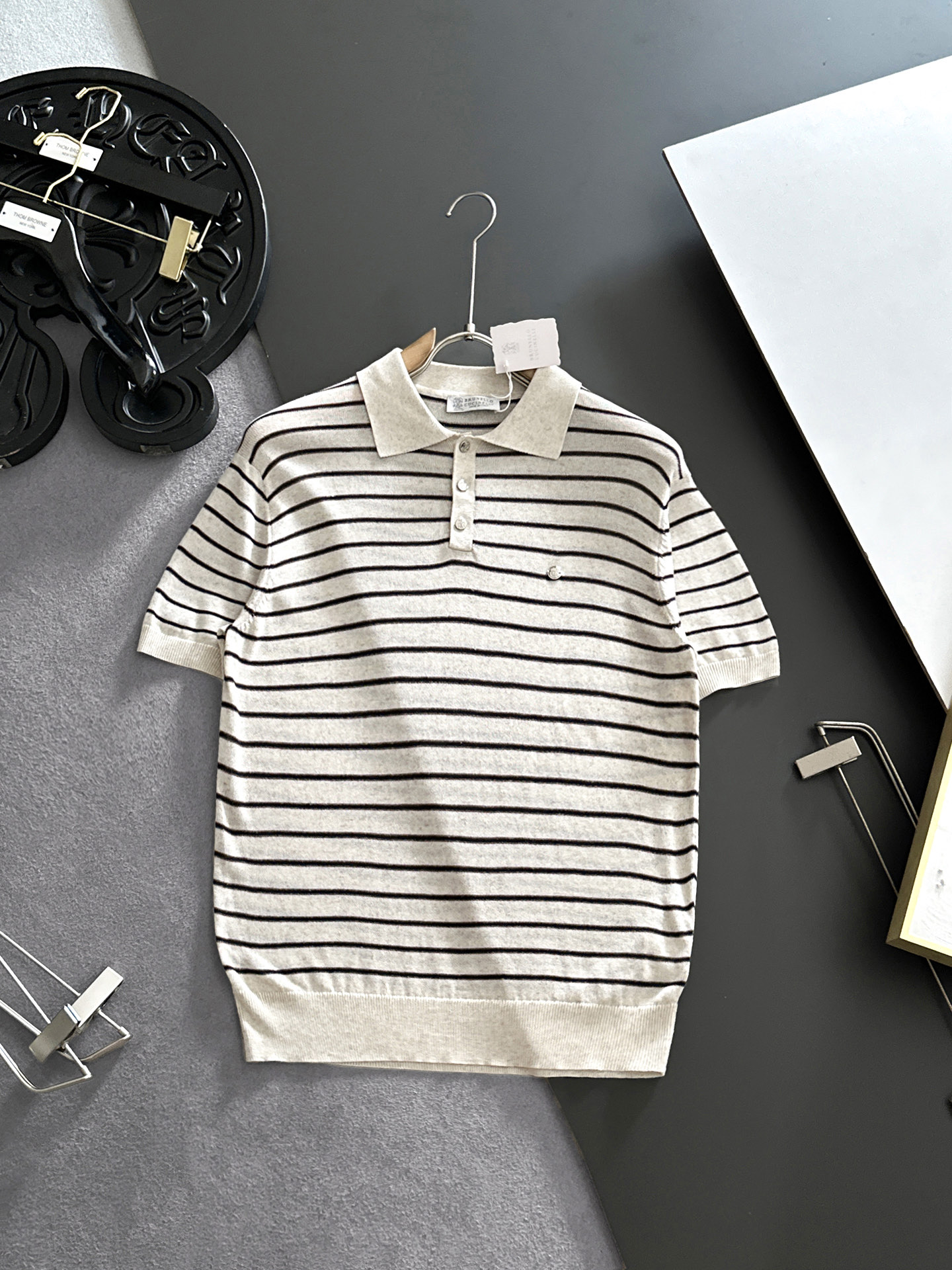 NO:910220,B.C 2026 spring and summer style lapel sweater, true [old money style] selected highly breathable Tencel fabric, comfortable and not stuffy to wear in summer, crisp and stylish, small logo and heavy craftsmanship, simple and not simple, high-end Tencel wool sweater short-sleeved, solid color and simple, fashionable yet luxurious, quality is beyond doubt, the upper body effect is great, size M-4XL, shipped next day, T-shirt,19860909B.C 2026春夏款翻领针织衫,真正【老钱风】甄选高度透气天丝面料,夏季穿着舒服不闷热,版型挺括有型,小logo重工艺搭配简约不简单,高端级天丝羊毛衫短袖 纯色简约 时尚不失奢华 品质毋庸置疑 上身效果超赞,尺码M-4XL,隔天出货,,T-shirt,,Men's clothing
