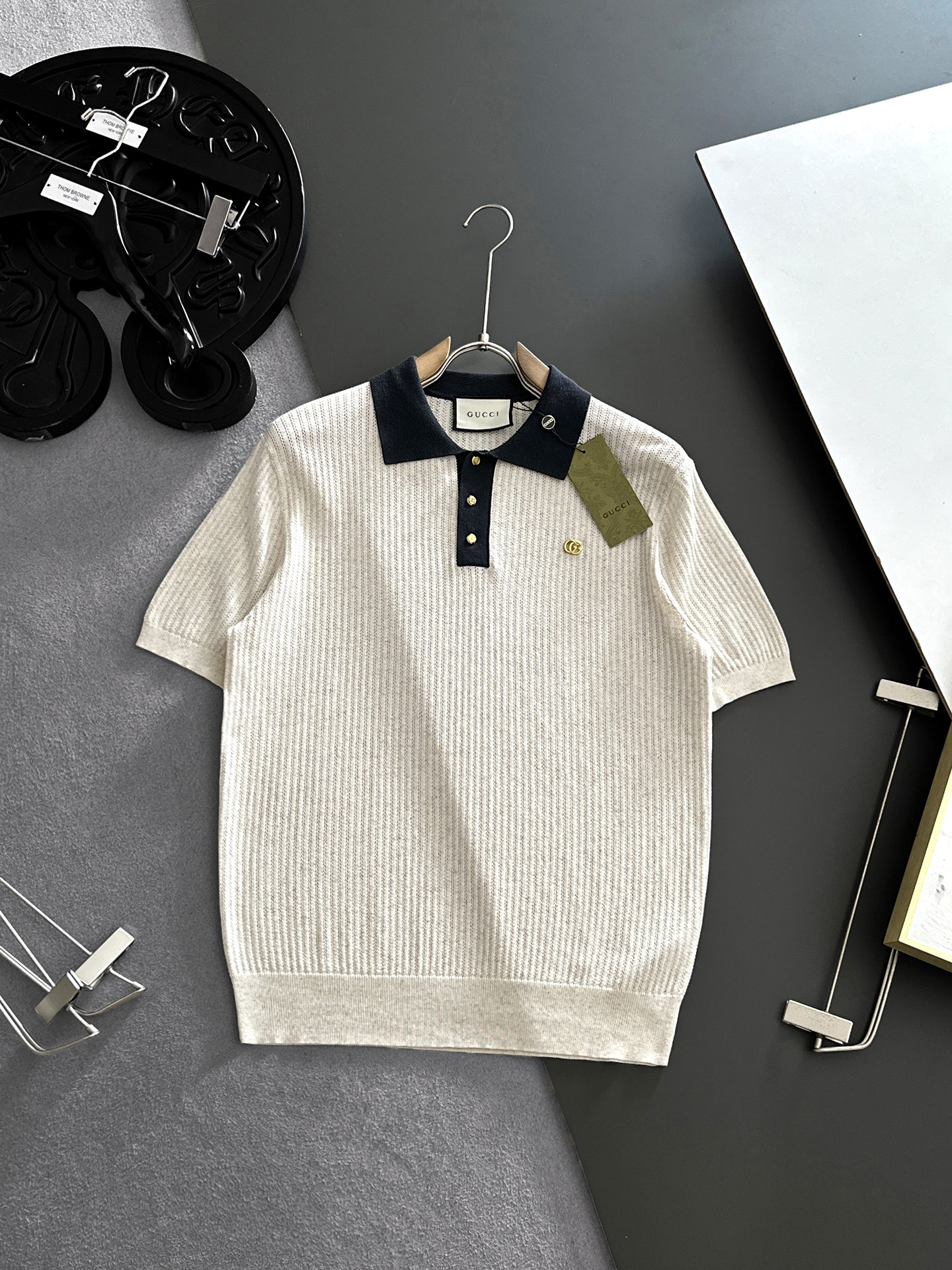 NO:910226,GUCCI Gucci 2026 spring and summer lapel sweater, true [old money style] selected highly breathable Tencel fabric, comfortable and not stuffy to wear in summer, crisp and stylish, small logo and heavy craftsmanship, simple and not simple, high-end Tencel wool sweater short-sleeved, solid color and simple, fashionable yet luxurious, quality is unquestionable, the upper body effect is great, size M-4XL, shipped next day,, gucci, T-shirt,19860909GUCCI古奇 2026春夏款翻领针织衫,真正【老钱风】甄选高度透气天丝面料,夏季穿着舒服不闷热,版型挺括有型,小logo重工艺搭配简约不简单,高端级天丝羊毛衫短袖 纯色简约 时尚不失奢华 品质毋庸置疑 上身效果超赞,尺码M-4XL,隔天出货,,gucci,T-shirt,,Men's clothing