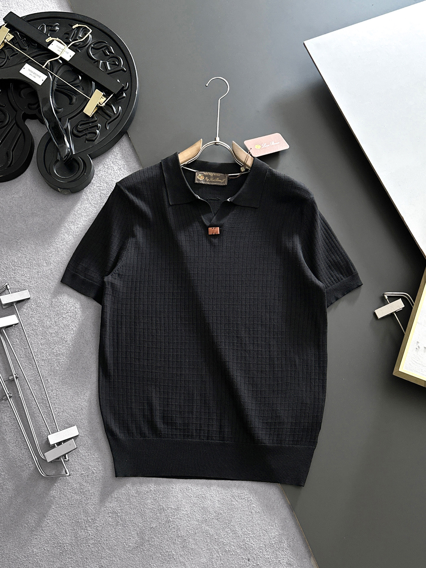 NO:910238,LP Noyo Piana 2026 spring and summer style lapel sweater, true [old money style] selected highly breathable Tencel fabric, comfortable and not stuffy to wear in summer, crisp and stylish, small logo and heavy craftsmanship, simple and not simple, high-end Tencel wool sweater short-sleeved, pure color and simple, fashionable yet luxurious, quality is unquestionable, the upper body effect is great, size M-4XL, shipped next day, loro piana, T-shirt,19860909LP诺悠翩雅 2026春夏款翻领针织衫,真正【老钱风】甄选高度透气天丝面料,夏季穿着舒服不闷热,版型挺括有型,小logo重工艺搭配简约不简单,高端级天丝羊毛衫短袖 纯色简约 时尚不失奢华 品质毋庸置疑 上身效果超赞,尺码M-4XL,隔天出货,,loro piana,T-shirt,,Men's clothing