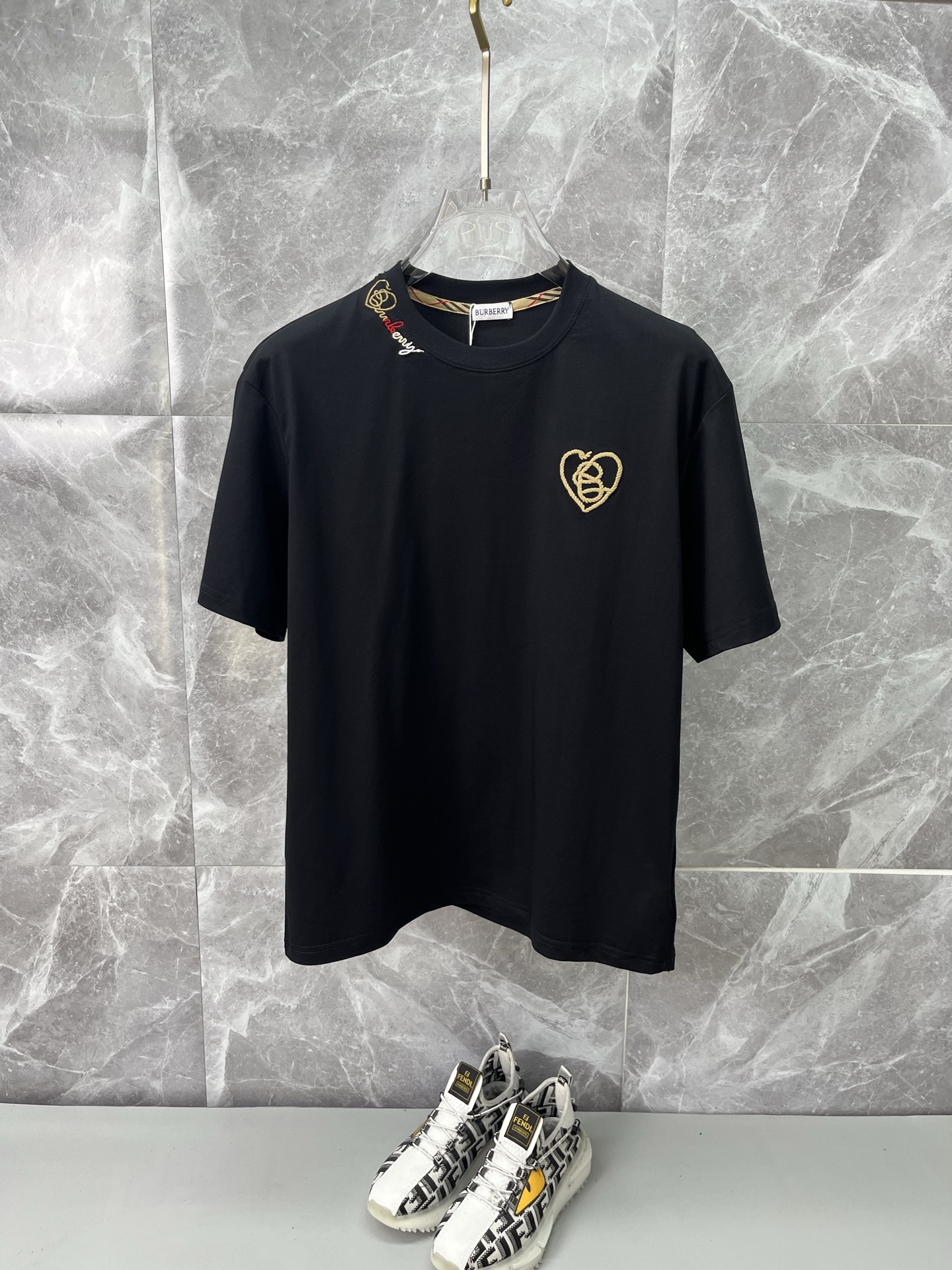 NO:936510,BURBERRY Men's 2026 Spring and Summer New Round Neck Short Sleeves, a high-end simple series of T-shirts that are the first choice for men who are elegant, tall and fashionable in spring and summer. They can be worn all year round!  The upper body is crisp and stylish, and it doesn’t look out of place when worn alone!  Size M-3XL, next day shipping, burberry, burberry, T-shirt, tees, t-shirt,19860909BURBERRY巴宝莉 男款2026春夏新款圆领短袖,男人春夏季优雅高大尚首选单品圆领短袖,可以穿一整年的T恤衫高端简约系列 ！上身挺括有型,单穿内搭毫无违和感！码数Ｍ-3XL,隔天出货,,burberry,burberry,T-shirt,tees，t-shirt,,Men's clothing
