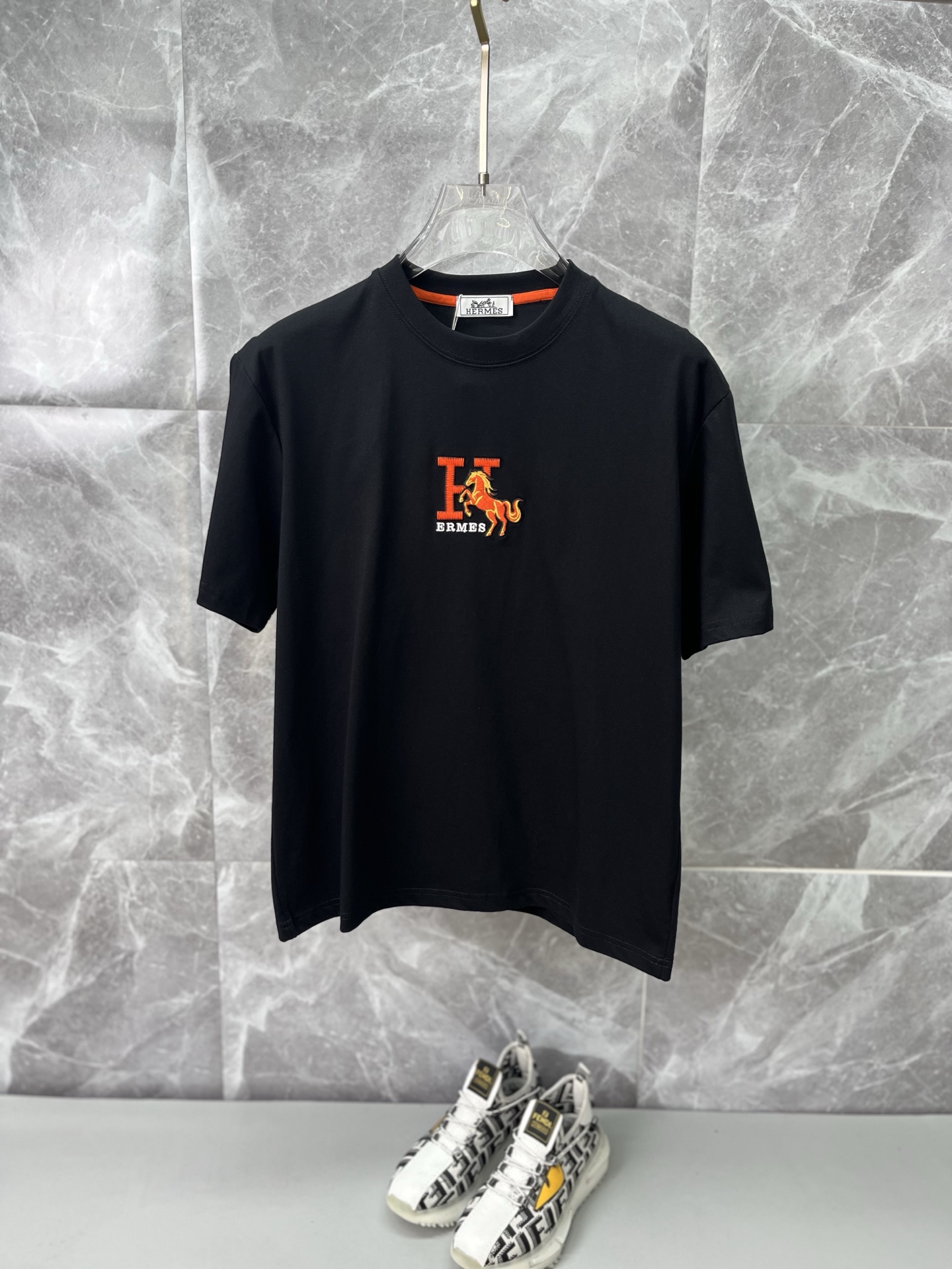 NO:936513,HERMES Men's 2026 Spring and Summer New Round Neck Short Sleeves, a high-end simple series of T-shirts that are the first choice for men who are elegant and stylish in spring and summer!  The upper body is crisp and stylish, and it doesn’t look out of place when worn alone!  Size M-3XL, next day shipping, hermes, hermes, T-shirt, tees, t-shirt,19860909HERMES爱马仕 男款2026春夏新款圆领短袖,男人春夏季优雅高大尚首选单品圆领短袖,可以穿一整年的T恤衫高端简约系列 ！上身挺括有型,单穿内搭毫无违和感！码数Ｍ-3XL,隔天出货,,hermes,hermes,T-shirt,tees，t-shirt,,Men's clothing