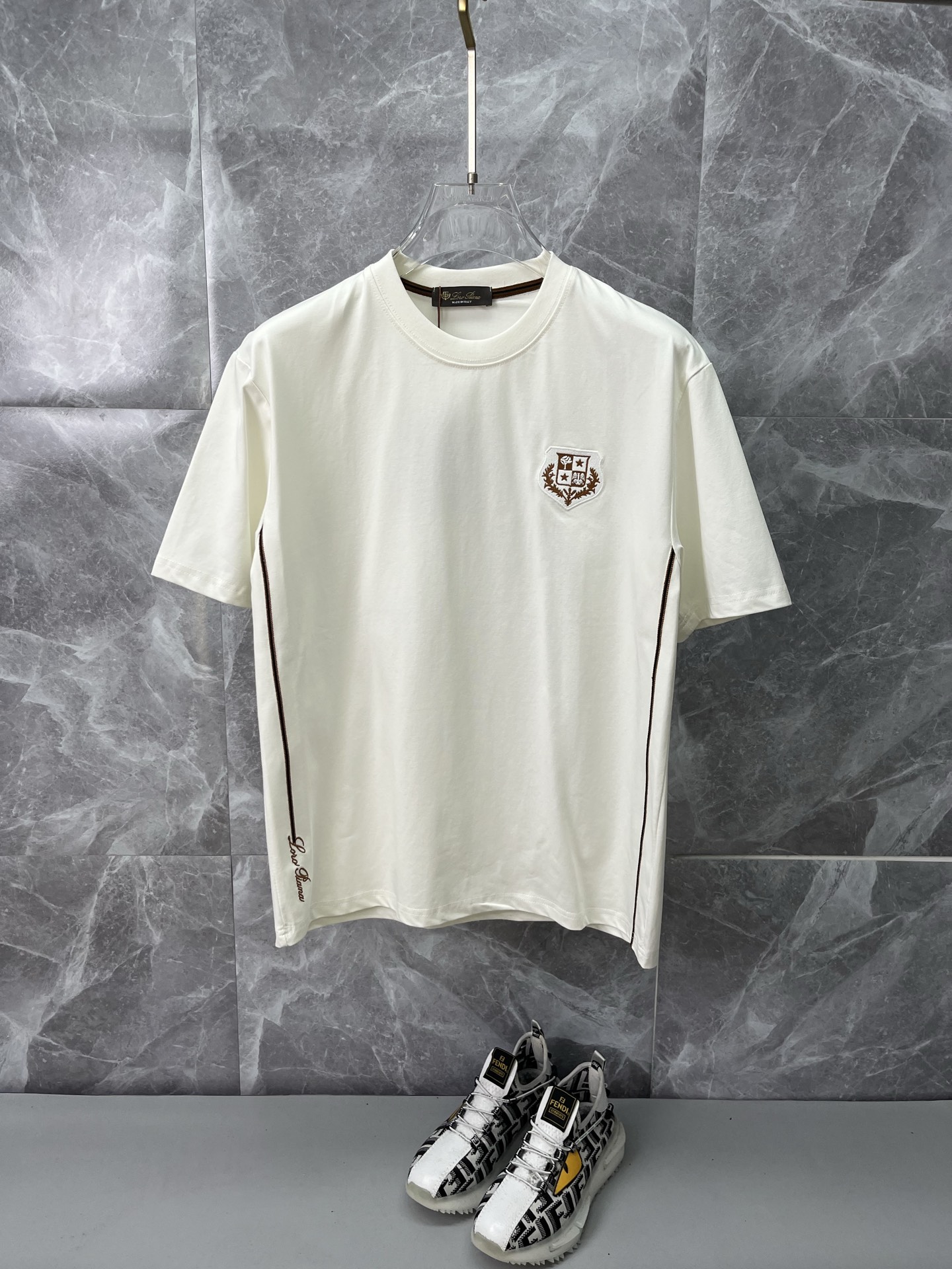 NO:936516,LP Nuoyoupanya men's 2026 spring and summer new round neck short-sleeved, men's spring and summer elegant and stylish first choice round neck short-sleeved, high-end simple series of T-shirts that can be worn all year round!  The upper body is crisp and stylish, and it doesn’t look out of place when worn alone!  Size M-3XL, next day shipping, loro piana, T-shirt, tees, t-shirt,19860909LP诺悠翩雅 男款2026春夏新款圆领短袖,男人春夏季优雅高大尚首选单品圆领短袖,可以穿一整年的T恤衫高端简约系列 ！上身挺括有型,单穿内搭毫无违和感！码数Ｍ-3XL,隔天出货,,loro piana,T-shirt,tees，t-shirt,,Men's clothing