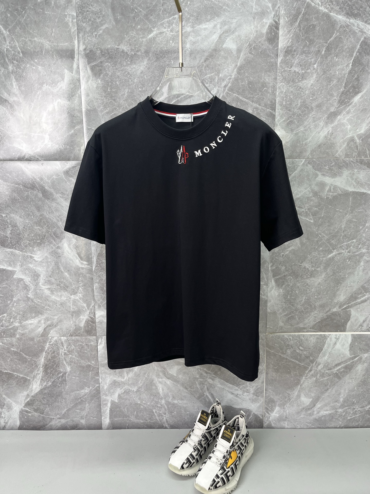 NO:936519,MONCLER Mouth Mouth Men's 2026 Spring and Summer New Round Neck Short Sleeves, men's elegant and stylish first choice in spring and summer, round neck short sleeves, a high-end simple series of T-shirts that can be worn all year round!  The upper body is crisp and stylish, and it doesn’t look out of place when worn alone!  Size M-3XL, next day shipping, Moncler, T-shirt, tees, t-shirt,19860909MONCLER蒙口 男款2026春夏新款圆领短袖,男人春夏季优雅高大尚首选单品圆领短袖,可以穿一整年的T恤衫高端简约系列 ！上身挺括有型,单穿内搭毫无违和感！码数Ｍ-3XL,隔天出货,,Moncler,T-shirt,tees，t-shirt,,Men's clothing