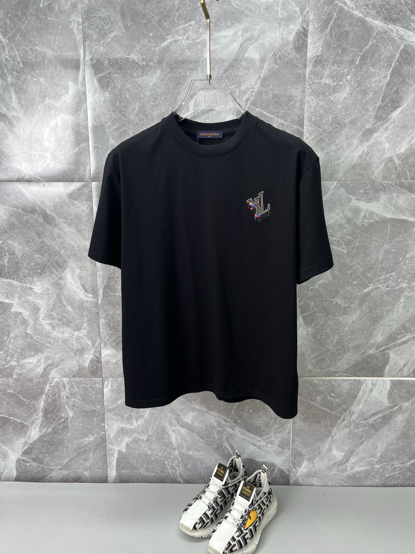 NO:936522,LV Louis Vuitton men's 2026 spring and summer new round neck short sleeves, men's elegant and stylish first choice in spring and summer round neck short sleeves, a high-end simple series of T-shirts that can be worn all year round!  The upper body is crisp and stylish, and it doesn’t look out of place when worn alone!  Size M-3XL, next day shipping, louis vuitton, louis vuitton, T-shirt, tees, t-shirt,19860909LV路易威登 男款2026春夏新款圆领短袖,男人春夏季优雅高大尚首选单品圆领短袖,可以穿一整年的T恤衫高端简约系列 ！上身挺括有型,单穿内搭毫无违和感！码数Ｍ-3XL,隔天出货,,louis vuitton,louis vuitton,T-shirt,tees，t-shirt,,Men's clothing