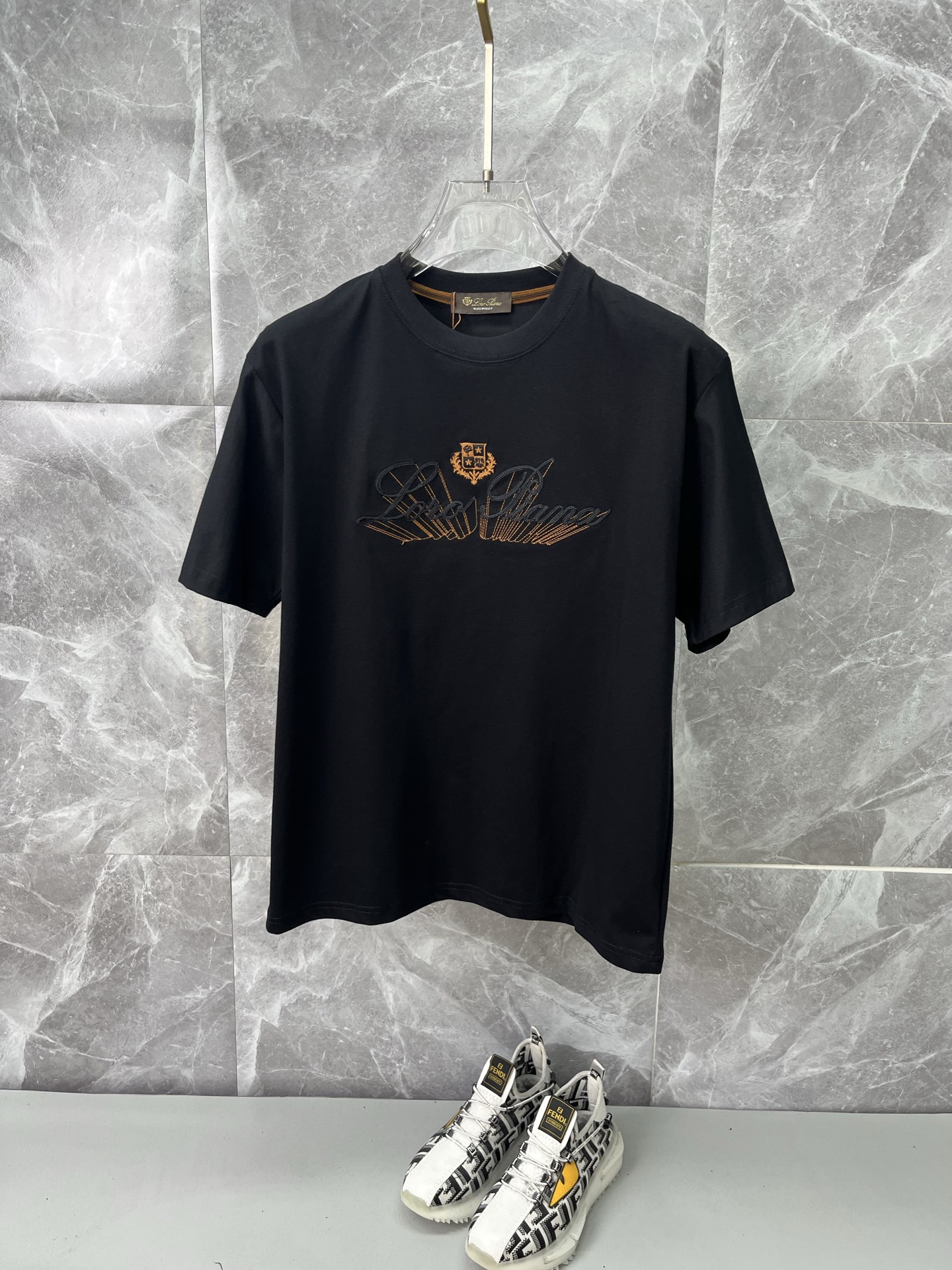 NO:936525,LP Nuoyoupanya men's 2026 spring and summer new round neck short-sleeved, men's spring and summer elegant and stylish first choice round neck short-sleeved, high-end simple series of T-shirts that can be worn all year round!  The upper body is crisp and stylish, and it doesn’t look out of place when worn alone!  Size M-3XL, next day shipping, loro piana, T-shirt, tees, t-shirt,19860909LP诺悠翩雅 男款2026春夏新款圆领短袖,男人春夏季优雅高大尚首选单品圆领短袖,可以穿一整年的T恤衫高端简约系列 ！上身挺括有型,单穿内搭毫无违和感！码数Ｍ-3XL,隔天出货,,loro piana,T-shirt,tees，t-shirt,,Men's clothing