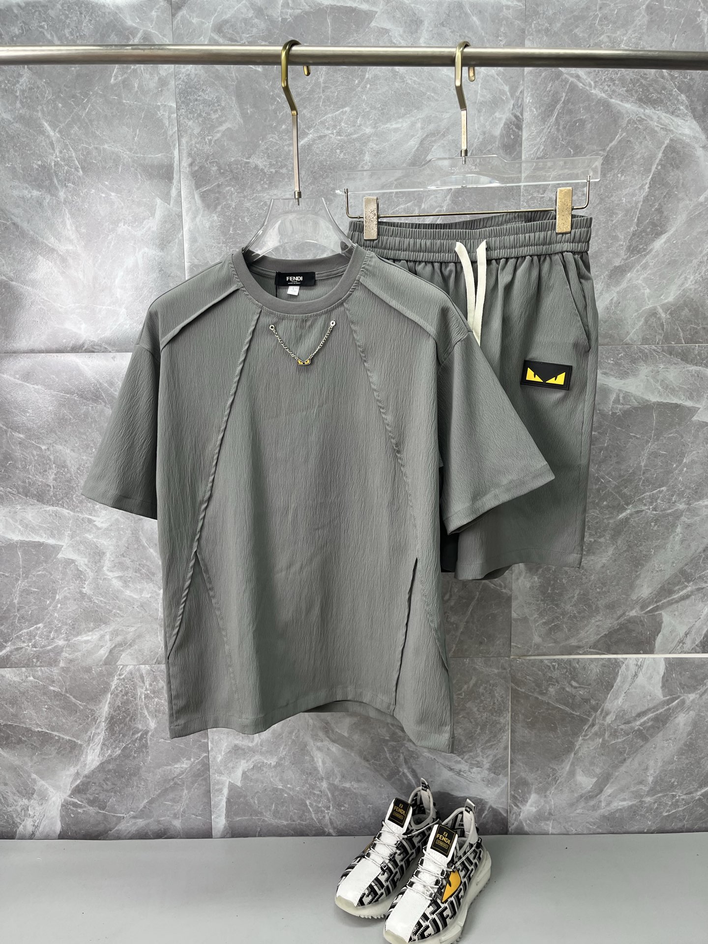 NO:936498,FENDI Fendi men's 2026 spring and summer new round neck short-sleeved shorts suit, the first choice for men to be elegant and stylish in summer, a high-end simple series that can be worn all season long!  The upper body is crisp and stylish, suitable for any occasion, without any sense of discomfort!  Size M-3XL, next day shipping, fendi, fendi, shorts, T-shirt,19860909FENDI芬迪 男款2026春夏新款圆领短袖短裤套装,男人夏季优雅高大尚首选套装,可以穿一整季节的高端简约系列 ！上身挺括有型,适穿任一场合,毫无违和感！码数Ｍ-3XL,隔天出货,,fendi,fendi,shorts,T-shirt,,Men's clothing