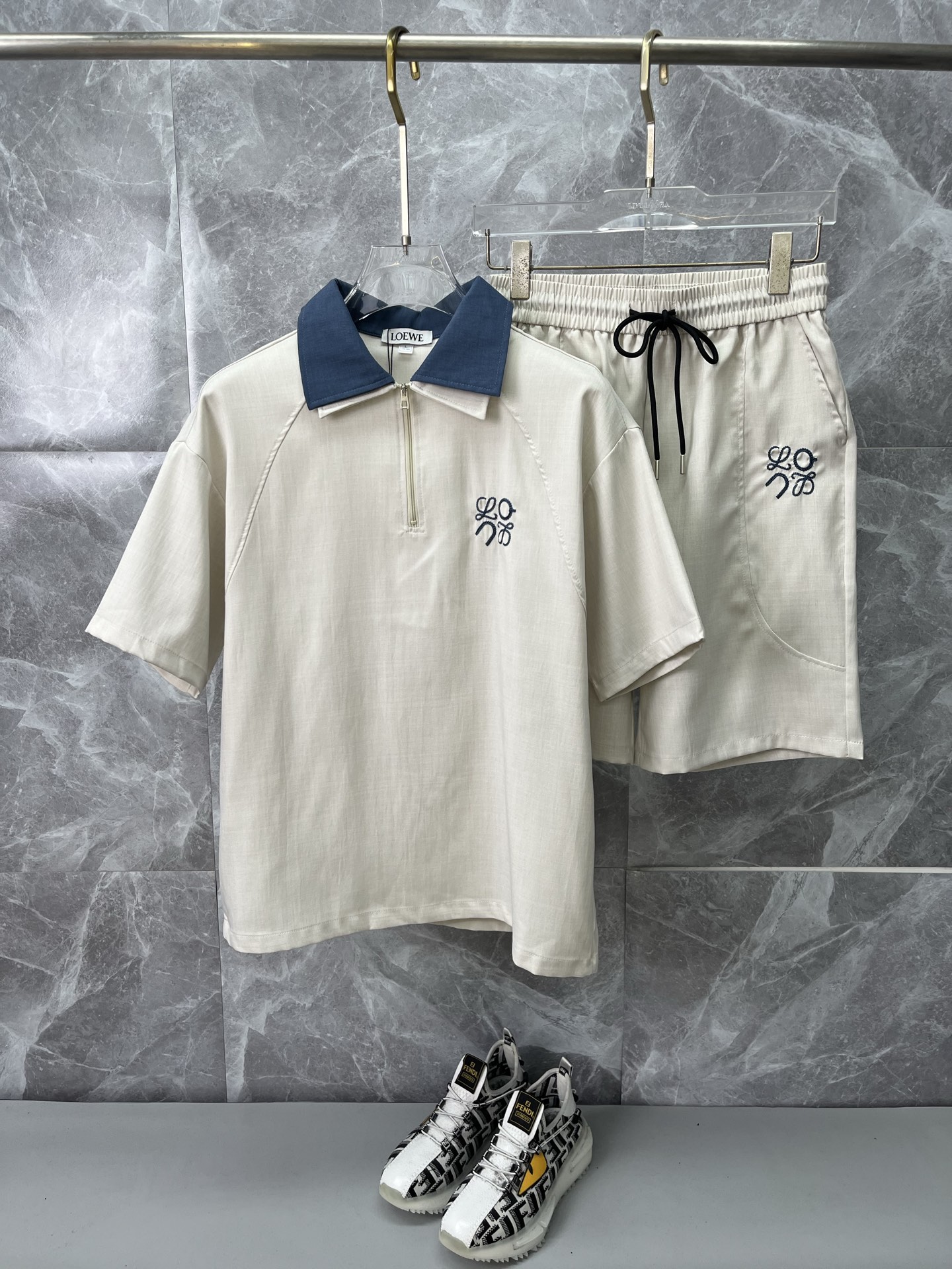 NO:936521,LOEWE men's 2026 spring and summer new lapel short-sleeved shorts suit, the first choice for men to be elegant and stylish in summer, a high-end simple series that can be worn all season long!  The upper body is crisp and stylish, suitable for any occasion, without any sense of discomfort!  Size M-3XL, next day shipping, loewe, loewe, shorts, T-shirt,19860909LOEWE罗意威 男款2026春夏新款翻领短袖短裤套装,男人夏季优雅高大尚首选套装,可以穿一整季节的高端简约系列 ！上身挺括有型,适穿任一场合,毫无违和感！码数Ｍ-3XL,隔天出货,,loewe,loewe,shorts,T-shirt,,Men's clothing