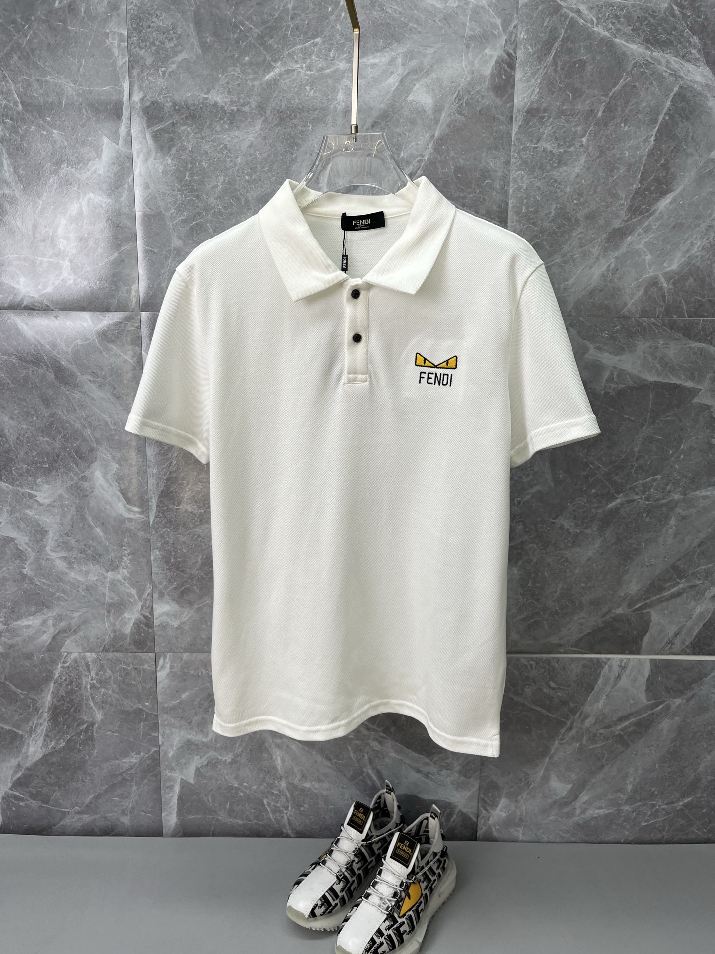 NO:912609,FENDI Fendi 2026 spring and summer new polo shirt business casual lapel short-sleeved T-shirt [embroidered small logo] The exquisite and fitted tailoring sets off the minimalist design style, showing the elegant style at a glance!  High gram weight 260g pure cotton pique fabric, the quality is supreme, the materials will never disappoint, the fabric surface is fine and smooth, soft and skin-friendly, the cotton is full, with elasticity, the upper body is high-end and crisp and stylish at the same time, sizes M-3XL,, fendi, fendi, T-shirt, tees, t-shirt,19860909FENDI芬迪 2026春夏新款polo衫商务休闲翻领短袖T恤【刺绣小logo】精致合体的剪裁版型衬托出了极简主义的设计风格,把优雅风展露的一览无余！高克重260g纯棉珠地面料,品质至上,用料永远不会让人失望,布面精细光滑,柔软亲肤,棉质饱满,附有弹力 ,上身高档的同时又挺括有型,尺码M-3XL,,fendi,fendi,T-shirt,tees，t-shirt,,Men's clothing