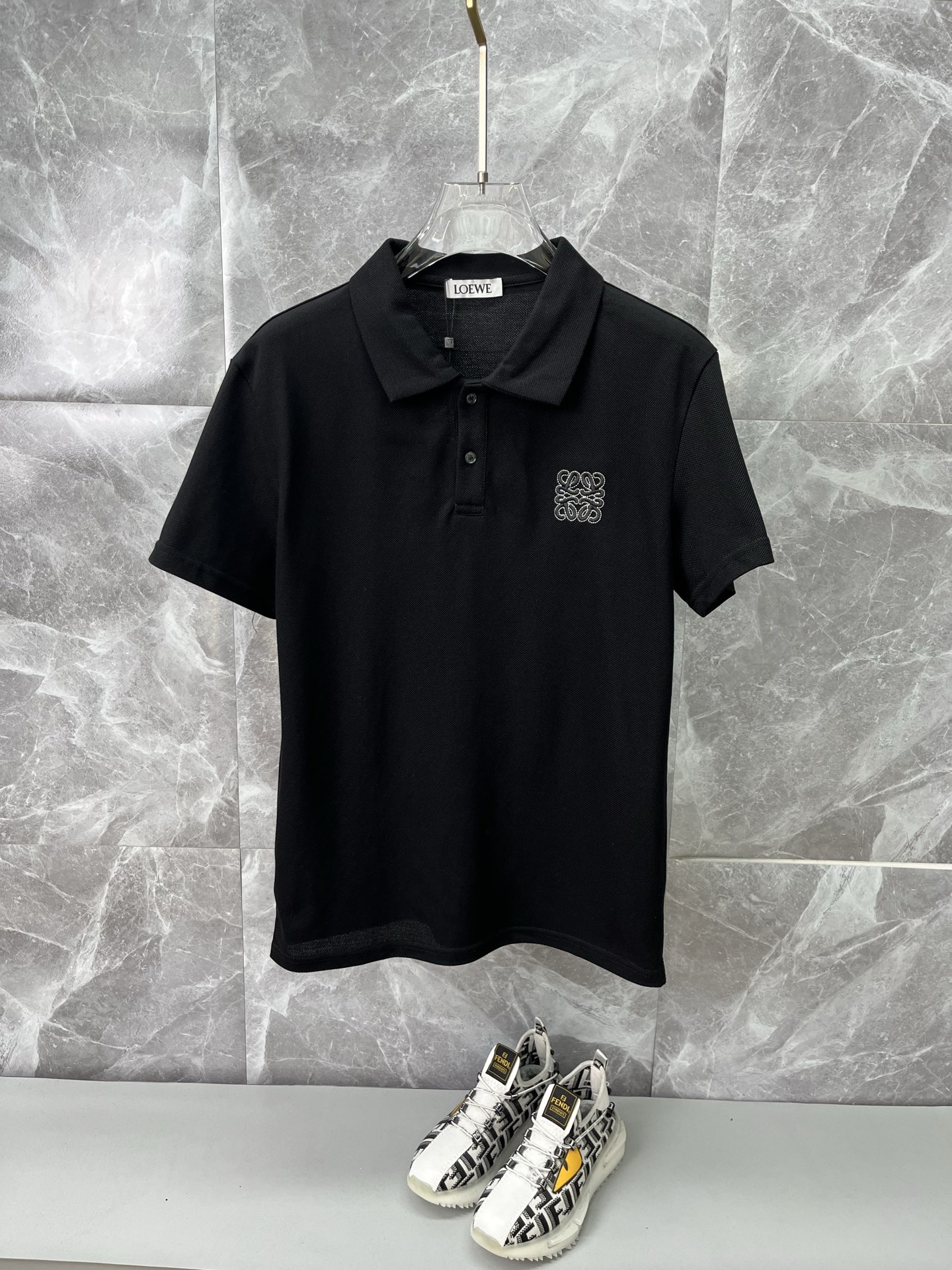 NO:912610,LOEWE 2026 spring and summer new polo shirt business casual lapel short-sleeved T-shirt [embroidered small logo] The exquisite and fitted tailoring sets off the minimalist design style, showing the elegant style at a glance!  High gram weight 260g pure cotton pique fabric, the quality is supreme, the materials will never disappoint, the fabric surface is fine and smooth, soft and skin-friendly, the cotton is full, with elasticity, the upper body is high-end and crisp and stylish, size M-3XL,, loewe, loewe, T-shirt, tees, t-shirt,19860909LOEWE罗意威 2026春夏新款polo衫商务休闲翻领短袖T恤【刺绣小logo】精致合体的剪裁版型衬托出了极简主义的设计风格,把优雅风展露的一览无余！高克重260g纯棉珠地面料,品质至上,用料永远不会让人失望,布面精细光滑,柔软亲肤,棉质饱满,附有弹力 ,上身高档的同时又挺括有型,尺码M-3XL,,loewe,loewe,T-shirt,tees，t-shirt,,Men's clothing