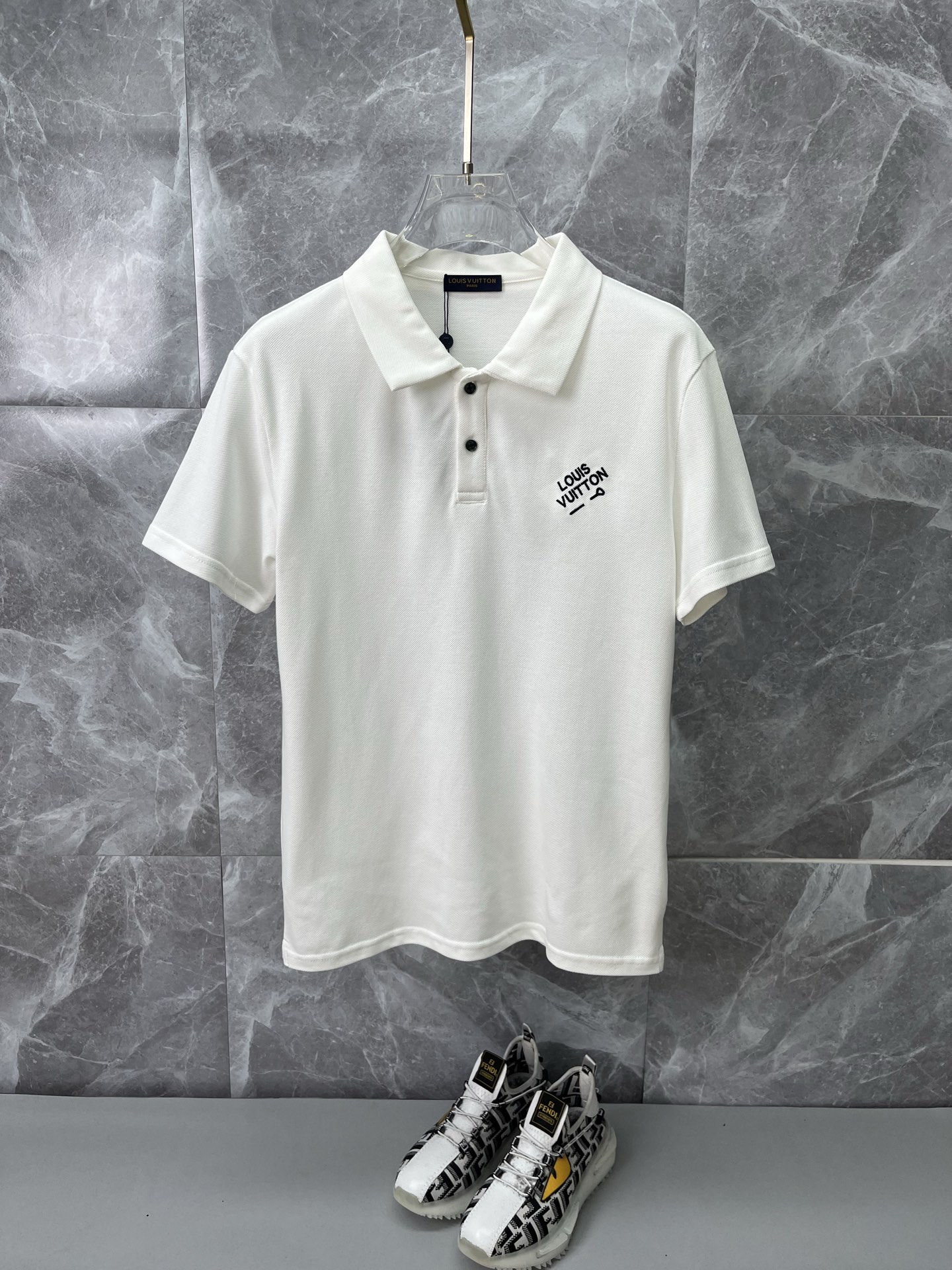 NO:912562,LV Louis Vuitton 2026 spring and summer new polo shirt business casual lapel short-sleeved T-shirt [embroidered small logo] The exquisite and fitted tailoring sets off the minimalist design style, showing the elegant style at a glance!  High gram weight 260g pure cotton pique fabric, the quality is supreme, the materials used will never disappoint, the fabric surface is fine and smooth, soft and skin-friendly, full of cotton, with elasticity, the upper body is high-end and crisp and stylish, size M-3XL,, louis vuitton, louis vuitton, T-shirt, tees, t-shirt,19860909LV路易威登 2026春夏新款polo衫商务休闲翻领短袖T恤【刺绣小logo】精致合体的剪裁版型衬托出了极简主义的设计风格,把优雅风展露的一览无余！高克重260g纯棉珠地面料,品质至上,用料永远不会让人失望,布面精细光滑,柔软亲肤,棉质饱满,附有弹力 ,上身高档的同时又挺括有型,尺码M-3XL,,louis vuitton,louis vuitton,T-shirt,tees，t-shirt,,Men's clothing