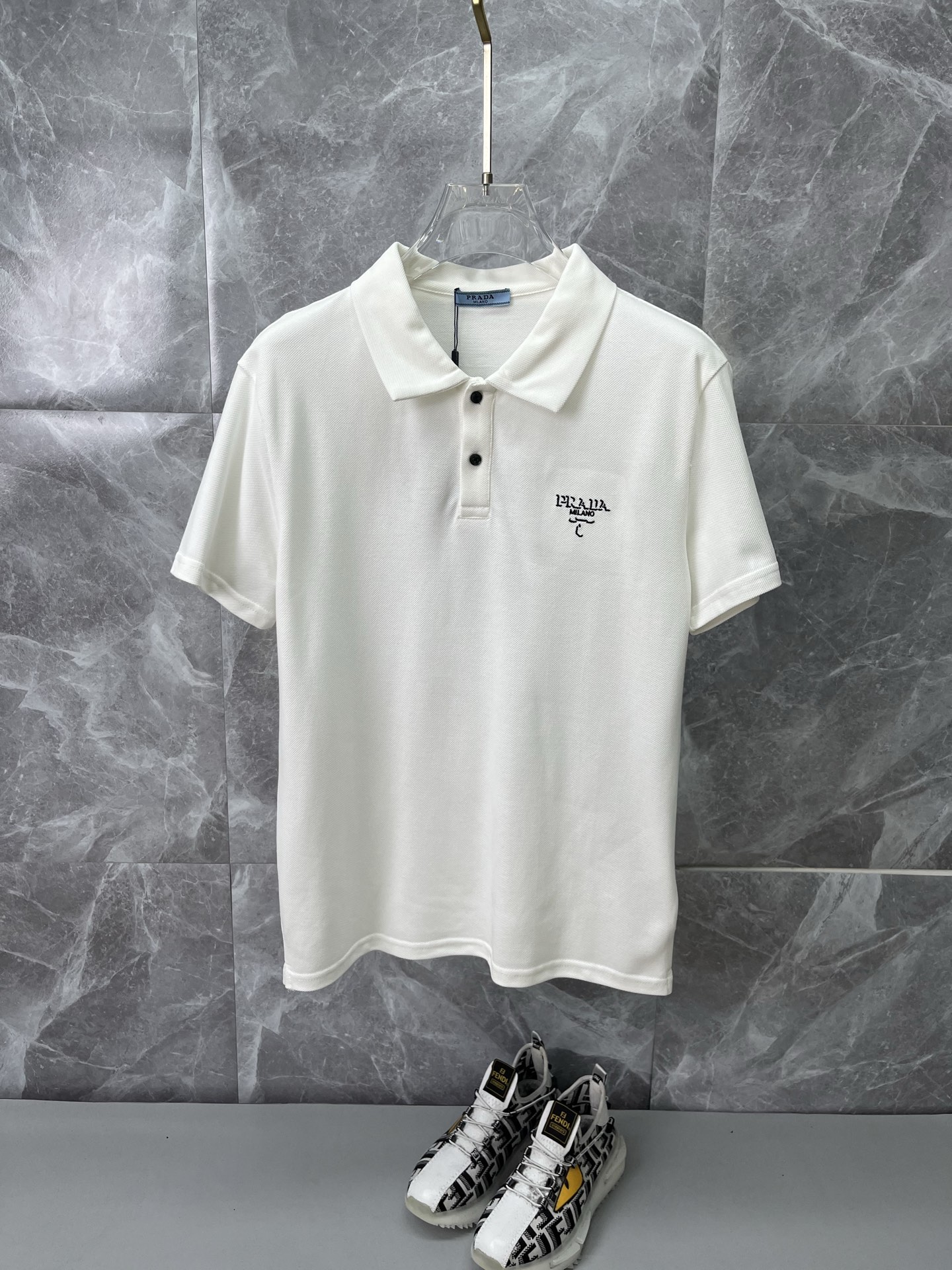 NO:912566,PRADA 2026 spring and summer new polo shirt business casual lapel short-sleeved T-shirt [embroidered small logo] The exquisite and fitted tailoring sets off the minimalist design style, showing the elegant style at a glance!  High gram weight 260g pure cotton pique fabric, the quality is supreme, the materials used will never disappoint, the fabric surface is fine and smooth, soft and skin-friendly, the cotton is full, with elasticity, the upper body is high-end and crisp and stylish at the same time, sizes M-3XL, prada, prada, T-shirt, tees, t-shirt,19860909PRADA普拉达 2026春夏新款polo衫商务休闲翻领短袖T恤【刺绣小logo】精致合体的剪裁版型衬托出了极简主义的设计风格,把优雅风展露的一览无余！高克重260g纯棉珠地面料,品质至上,用料永远不会让人失望,布面精细光滑,柔软亲肤,棉质饱满,附有弹力 ,上身高档的同时又挺括有型,尺码M-3XL,,prada,prada,T-shirt,tees，t-shirt,,Men's clothing