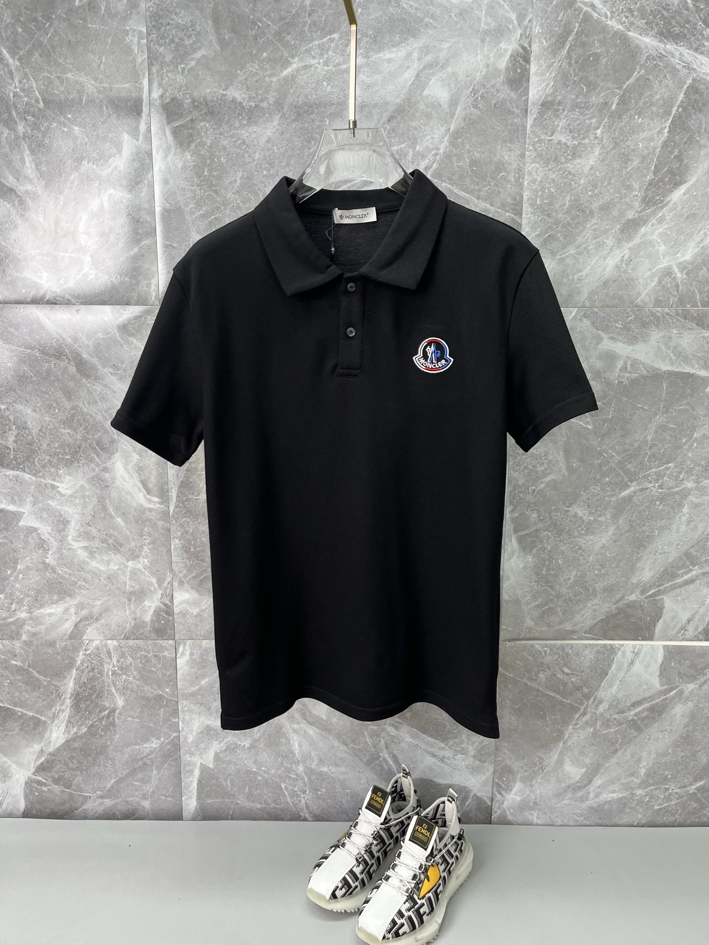 NO:912564,MONCLER 2026 spring and summer new polo shirt business casual lapel short-sleeved T-shirt [embroidered small logo] The exquisite and fitted tailoring sets off the minimalist design style, showing the elegant style at a glance!  High gram weight 260g pure cotton pique fabric, the quality is supreme, the materials will never disappoint, the fabric surface is fine and smooth, soft and skin-friendly, the cotton is full, with elasticity, the upper body is high-end and crisp and stylish at the same time, sizes M-3XL, Moncler, T-shirt, tees, t-shirt,19860909MONCLER蒙口 2026春夏新款polo衫商务休闲翻领短袖T恤【刺绣小logo】精致合体的剪裁版型衬托出了极简主义的设计风格,把优雅风展露的一览无余！高克重260g纯棉珠地面料,品质至上,用料永远不会让人失望,布面精细光滑,柔软亲肤,棉质饱满,附有弹力 ,上身高档的同时又挺括有型,尺码M-3XL,,Moncler,T-shirt,tees，t-shirt,,Men's clothing
