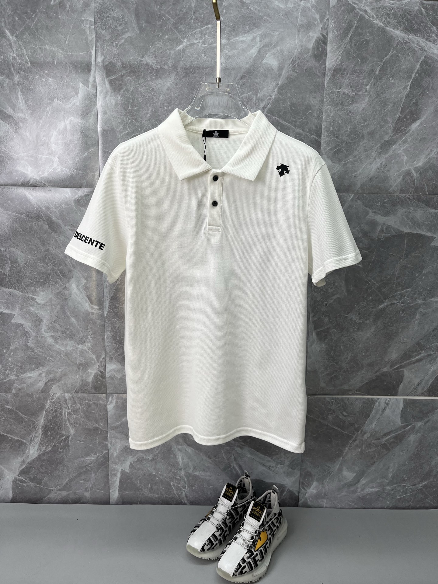 NO:912578,DESCENTE 2026 spring and summer new polo shirt business casual lapel short-sleeved T-shirt [three-dimensional small logo] The exquisite and fitted tailoring sets off the minimalist design style, showing the elegant style at a glance!  High gram weight 260g pure cotton pique fabric, the quality is supreme, the materials used will never disappoint, the fabric surface is fine and smooth, soft and skin-friendly, the cotton is full, with elasticity, the upper body is high-end and crisp and stylish at the same time, sizes M-3XL, T-shirt, tees, t-shirt,19860909DESCENTE迪桑特 2026春夏新款polo衫商务休闲翻领短袖T恤【立体小logo】精致合体的剪裁版型衬托出了极简主义的设计风格,把优雅风展露的一览无余！高克重260g纯棉珠地面料,品质至上,用料永远不会让人失望,布面精细光滑,柔软亲肤,棉质饱满,附有弹力 ,上身高档的同时又挺括有型,尺码M-3XL,,T-shirt,tees，t-shirt,,Men's clothing