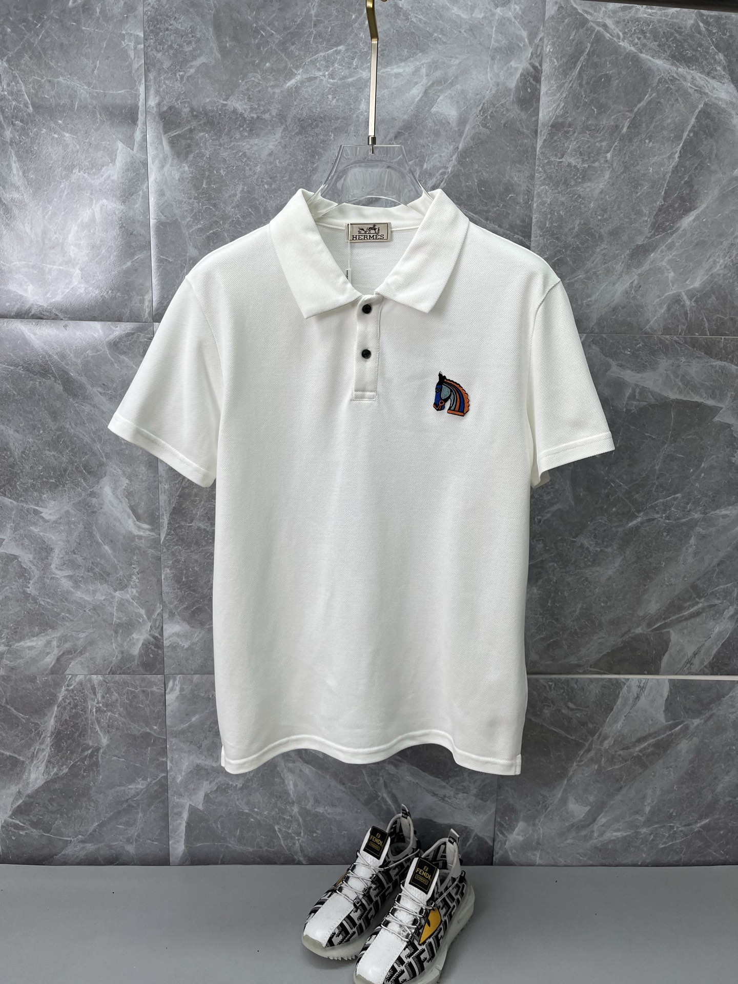 NO:912585,HERMES 2026 spring and summer new polo shirt business casual lapel short-sleeved T-shirt [flocked small logo] The exquisite and fitted tailoring sets off the minimalist design style, showing the elegant style at a glance!  High gram weight 260g pure cotton pique fabric, the quality is supreme, the materials will never disappoint, the fabric surface is fine and smooth, soft and skin-friendly, the cotton is full, with elasticity, the upper body is high-end and crisp and stylish at the same time, sizes M-3XL,, hermes, hermes, T-shirt, tees, t-shirt,19860909HERMES爱马仕 2026春夏新款polo衫商务休闲翻领短袖T恤【植绒小logo】精致合体的剪裁版型衬托出了极简主义的设计风格,把优雅风展露的一览无余！高克重260g纯棉珠地面料,品质至上,用料永远不会让人失望,布面精细光滑,柔软亲肤,棉质饱满,附有弹力 ,上身高档的同时又挺括有型,尺码M-3XL,,hermes,hermes,T-shirt,tees，t-shirt,,Men's clothing