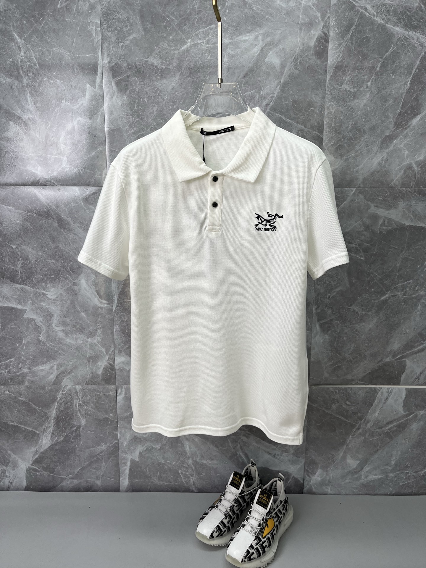 NO:912570,ARCTERYX 2026 spring and summer new polo shirt business casual lapel short-sleeved T-shirt [embroidered small logo] The exquisite and fitted tailoring sets off the minimalist design style, showing the elegant style at a glance!  High gram weight 260g pure cotton pique fabric, the quality is supreme, the materials used will never disappoint, the fabric surface is fine and smooth, soft and skin-friendly, the cotton is full, with elasticity, the upper body is high-end and crisp and stylish at the same time, size M-3XL, arc'teryx, T-shirt, tees, t-shirt,19860909ARCTERYX始祖鸟 2026春夏新款polo衫商务休闲翻领短袖T恤【刺绣小logo】精致合体的剪裁版型衬托出了极简主义的设计风格,把优雅风展露的一览无余！高克重260g纯棉珠地面料,品质至上,用料永远不会让人失望,布面精细光滑,柔软亲肤,棉质饱满,附有弹力 ,上身高档的同时又挺括有型,尺码M-3XL,arc'teryx,T-shirt,tees，t-shirt,,Men's clothing
