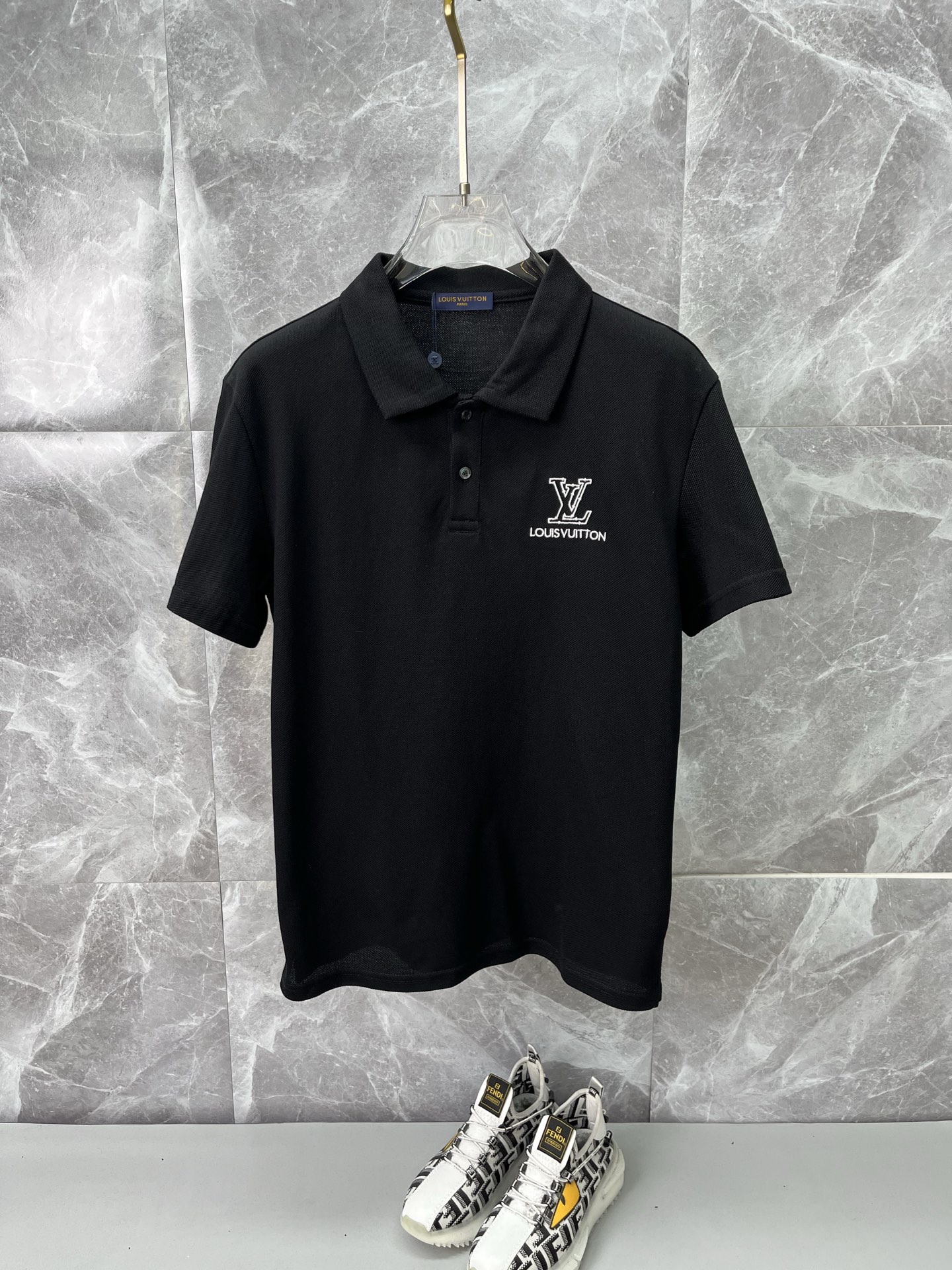 NO:912568,LV Louis Vuitton 2026 spring and summer new polo shirt business casual lapel short-sleeved T-shirt [embroidered small logo] The exquisite and fitted tailoring sets off the minimalist design style, showing the elegant style at a glance!  High gram weight 260g pure cotton pique fabric, the quality is supreme, the materials used will never disappoint, the fabric surface is fine and smooth, soft and skin-friendly, full of cotton, with elasticity, the upper body is high-end and crisp and stylish, size M-3XL,, louis vuitton, louis vuitton, T-shirt, tees, t-shirt,19860909LV路易威登 2026春夏新款polo衫商务休闲翻领短袖T恤【刺绣小logo】精致合体的剪裁版型衬托出了极简主义的设计风格,把优雅风展露的一览无余！高克重260g纯棉珠地面料,品质至上,用料永远不会让人失望,布面精细光滑,柔软亲肤,棉质饱满,附有弹力 ,上身高档的同时又挺括有型,尺码M-3XL,,louis vuitton,louis vuitton,T-shirt,tees，t-shirt,,Men's clothing
