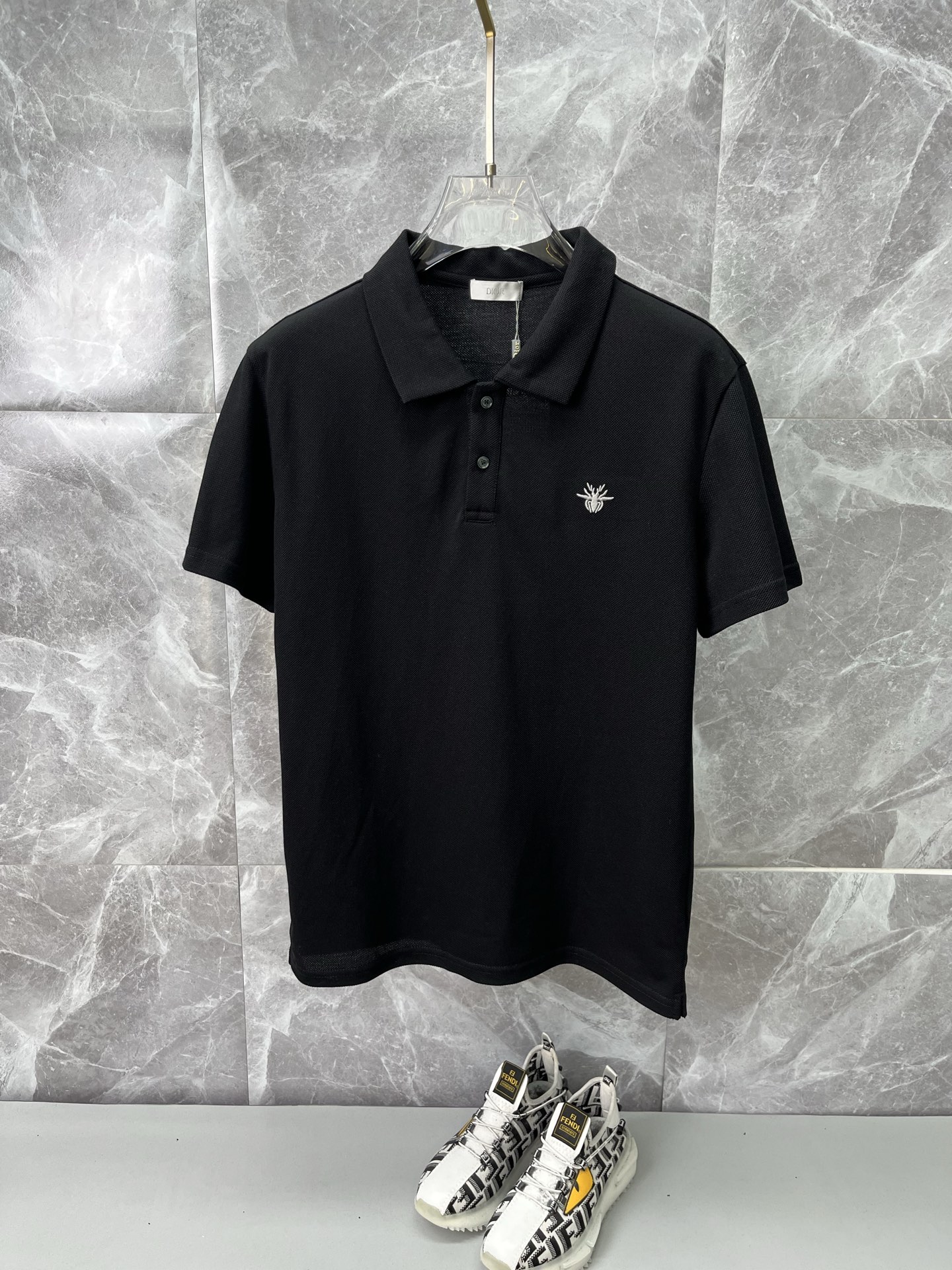 NO:912572,DIOR Dior's 2026 spring and summer new polo shirt business casual lapel short-sleeved T-shirt [embroidered small logo] The exquisite and fitted tailoring sets off the minimalist design style, showing the elegant style at a glance!  High gram weight 260g pure cotton pique fabric, the quality is supreme, the materials will never disappoint, the fabric surface is fine and smooth, soft and skin-friendly, the cotton is full, with elasticity, the upper body is high-end and crisp and stylish at the same time, size M-3XL, dior, dior, T-shirt, tees, t-shirt,19860909DIOR迪奥 2026春夏新款polo衫商务休闲翻领短袖T恤【刺绣小logo】精致合体的剪裁版型衬托出了极简主义的设计风格,把优雅风展露的一览无余！高克重260g纯棉珠地面料,品质至上,用料永远不会让人失望,布面精细光滑,柔软亲肤,棉质饱满,附有弹力 ,上身高档的同时又挺括有型,尺码M-3XL,,dior,dior,T-shirt,tees，t-shirt,,Men's clothing
