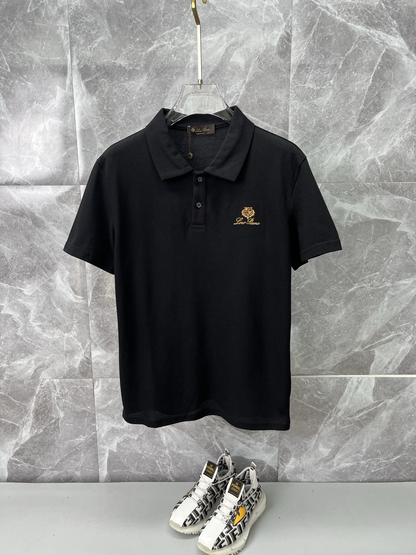 NO:912576,LP Nuoyoupanya 2026 spring and summer new polo shirt business casual lapel short-sleeved T-shirt [embroidered small logo] The exquisite and fitted tailoring sets off the minimalist design style, showing the elegant style at a glance!  High gram weight 260g pure cotton pique fabric, the quality is supreme, the materials used will never disappoint, the fabric surface is fine and smooth, soft and skin-friendly, the cotton is full, with elasticity, the upper body is high-end and crisp and stylish at the same time, size M-3XL, loro piana, T-shirt, tees, t-shirt,19860909LP诺悠翩雅 2026春夏新款polo衫商务休闲翻领短袖T恤【刺绣小logo】精致合体的剪裁版型衬托出了极简主义的设计风格,把优雅风展露的一览无余！高克重260g纯棉珠地面料,品质至上,用料永远不会让人失望,布面精细光滑,柔软亲肤,棉质饱满,附有弹力 ,上身高档的同时又挺括有型,尺码M-3XL,,loro piana,T-shirt,tees，t-shirt,,Men's clothing