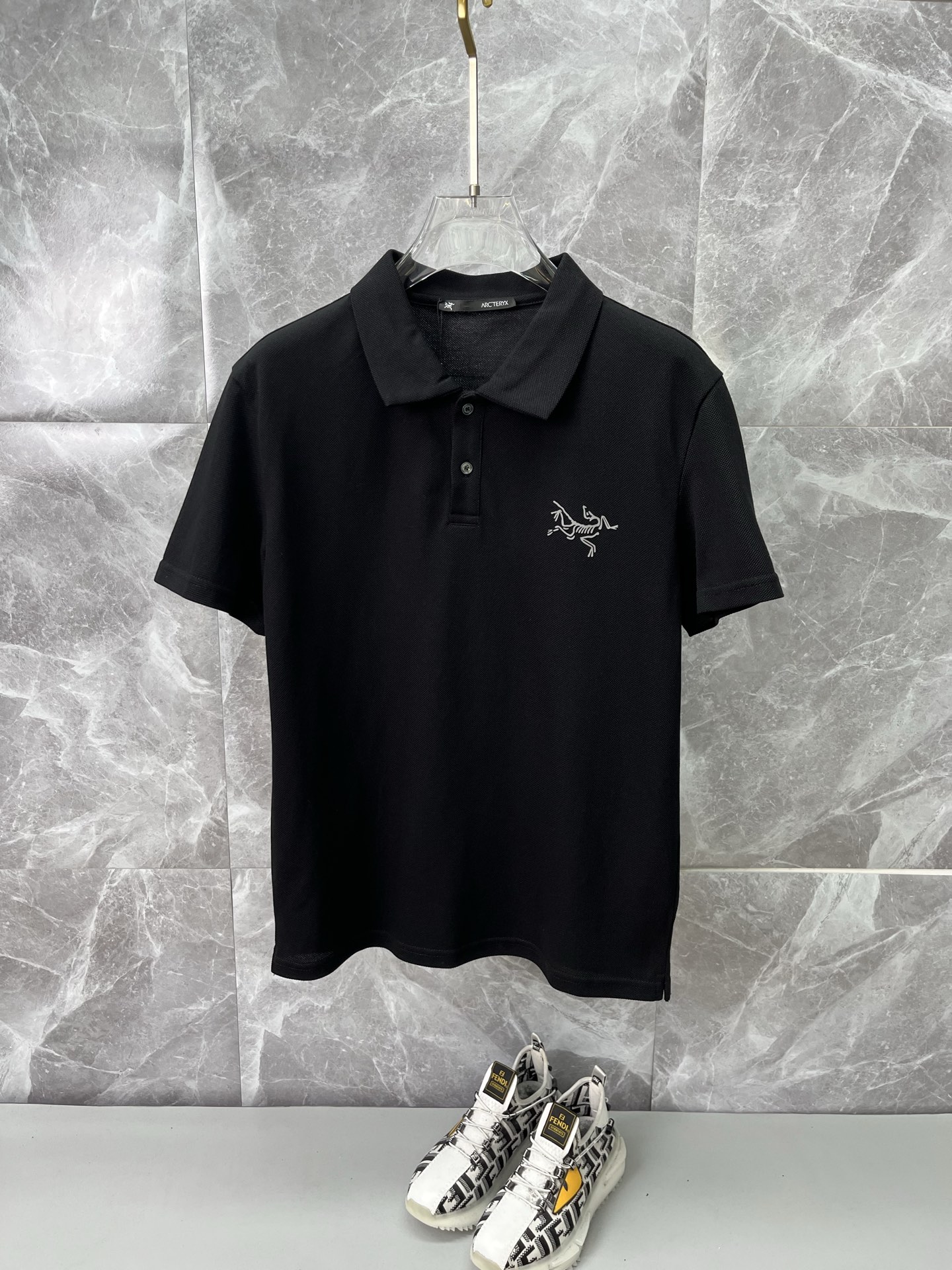 NO:912580,ARCTERYX 2026 spring and summer new polo shirt business casual lapel short-sleeved T-shirt [three-dimensional small logo] The exquisite and fitted tailoring sets off the minimalist design style, showing the elegant style at a glance!  High gram weight 260g pure cotton pique fabric, the quality is supreme, the materials used will never disappoint, the fabric surface is fine and smooth, soft and skin-friendly, the cotton is full, with elasticity, the upper body is high-end and crisp and stylish at the same time, size M-3XL, arc'teryx, T-shirt, tees, t-shirt,19860909ARCTERYX始祖鸟 2026春夏新款polo衫商务休闲翻领短袖T恤【立体小logo】精致合体的剪裁版型衬托出了极简主义的设计风格,把优雅风展露的一览无余！高克重260g纯棉珠地面料,品质至上,用料永远不会让人失望,布面精细光滑,柔软亲肤,棉质饱满,附有弹力 ,上身高档的同时又挺括有型,尺码M-3XL,arc'teryx,T-shirt,tees，t-shirt,,Men's clothing