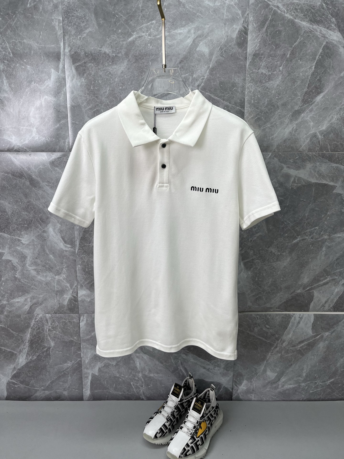 NO:912581,miu miu 2026 spring and summer new polo shirt business casual lapel short-sleeved T-shirt [three-dimensional small logo] The exquisite and fitted tailoring sets off the minimalist design style, showing the elegant style at a glance!  High gram weight 260g pure cotton pique fabric, the quality is supreme, the materials will never disappoint, the fabric surface is fine and smooth, soft and skin-friendly, the cotton is full, with elasticity, the upper body is high-end and crisp and stylish at the same time, size M-3XL,, miumiu, T-shirt, tees, t-shirt,19860909miu miu缪缪 2026春夏新款polo衫商务休闲翻领短袖T恤【立体小logo】精致合体的剪裁版型衬托出了极简主义的设计风格,把优雅风展露的一览无余！高克重260g纯棉珠地面料,品质至上,用料永远不会让人失望,布面精细光滑,柔软亲肤,棉质饱满,附有弹力 ,上身高档的同时又挺括有型,尺码M-3XL,,miumiu,T-shirt,tees，t-shirt,,Men's clothing